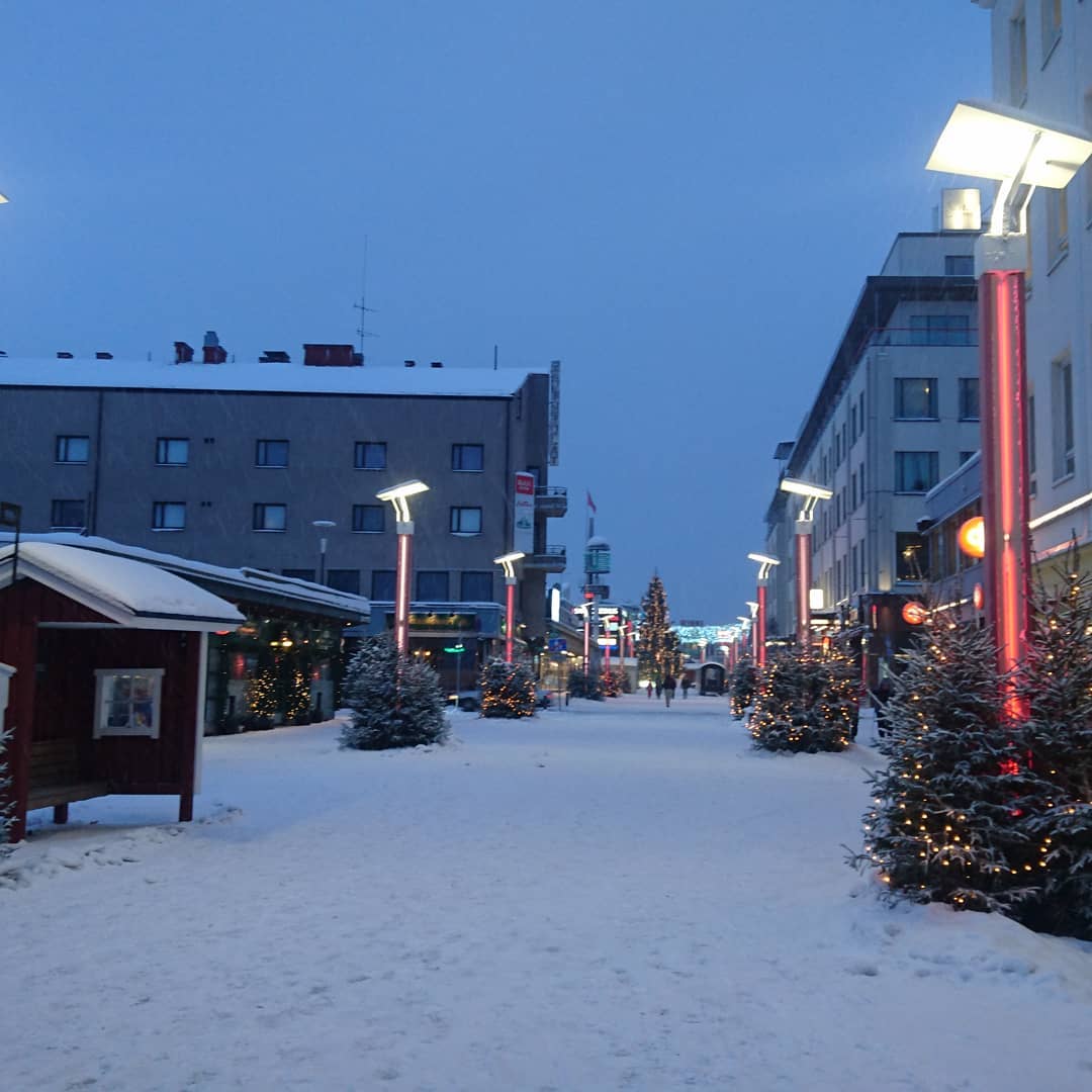 雪の積もったロヴァニエミの通りとクリスマスツリー