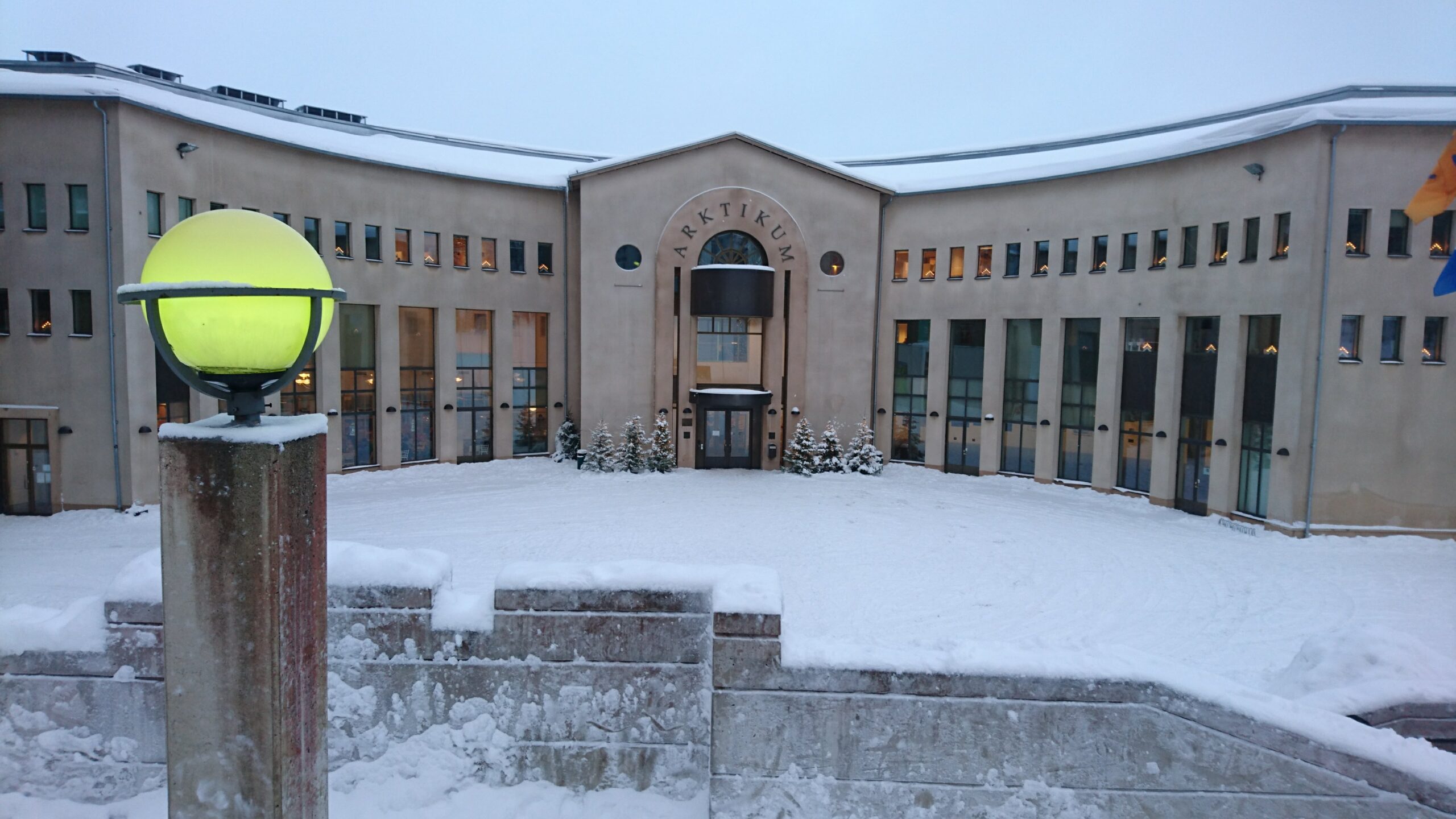 雪の中に建つアルクティクム博物館の入口