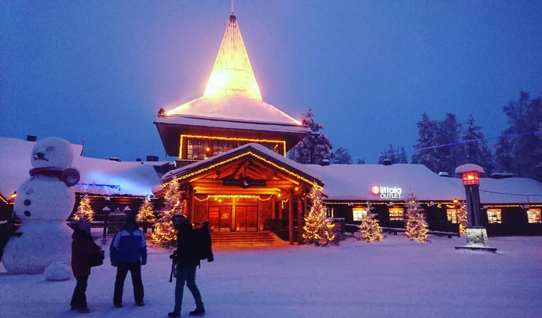 ライトアップされたサンタクロース村と雪だるま