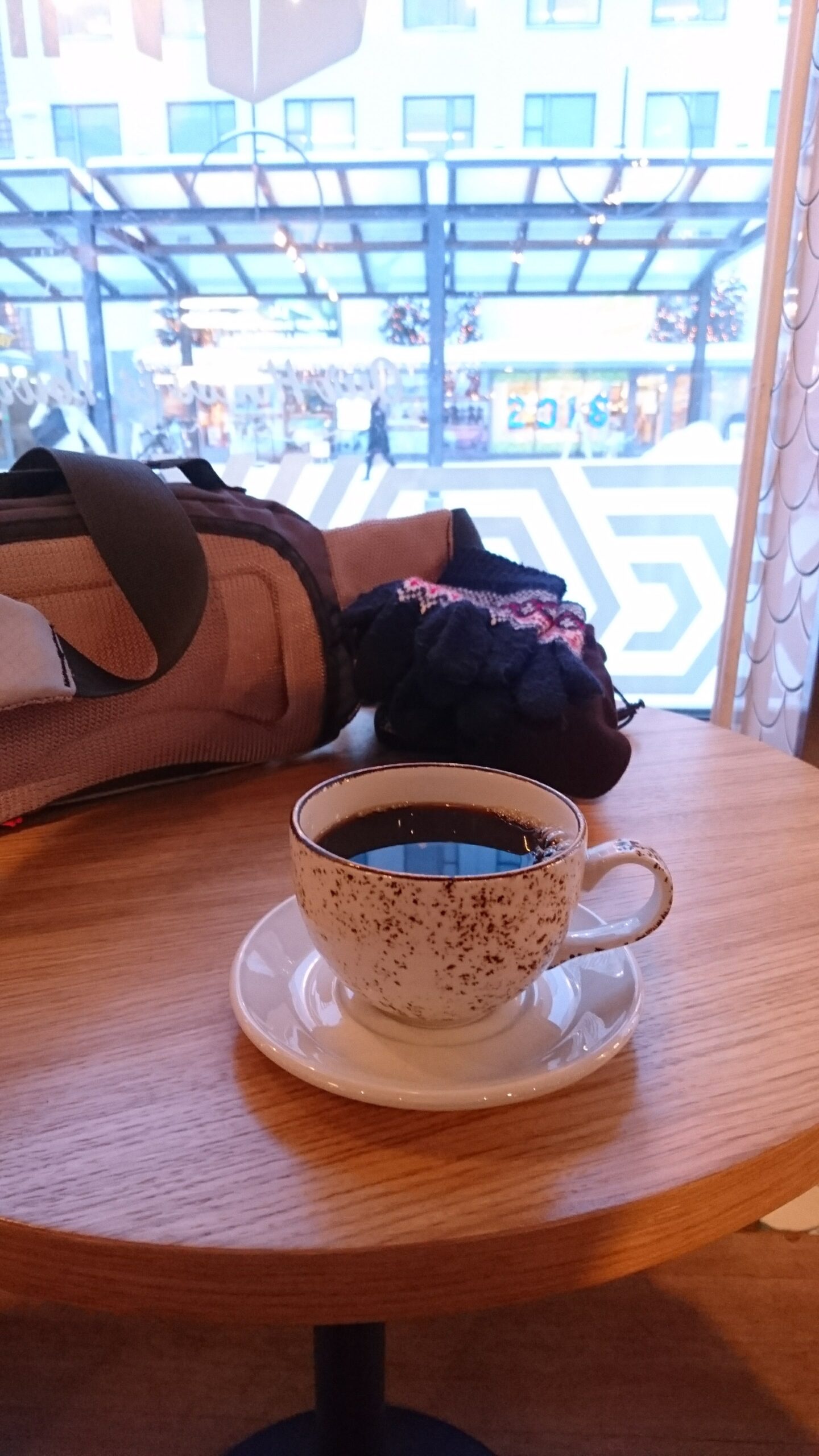 ロヴァニエミのカフェの窓辺で飲んだコーヒー