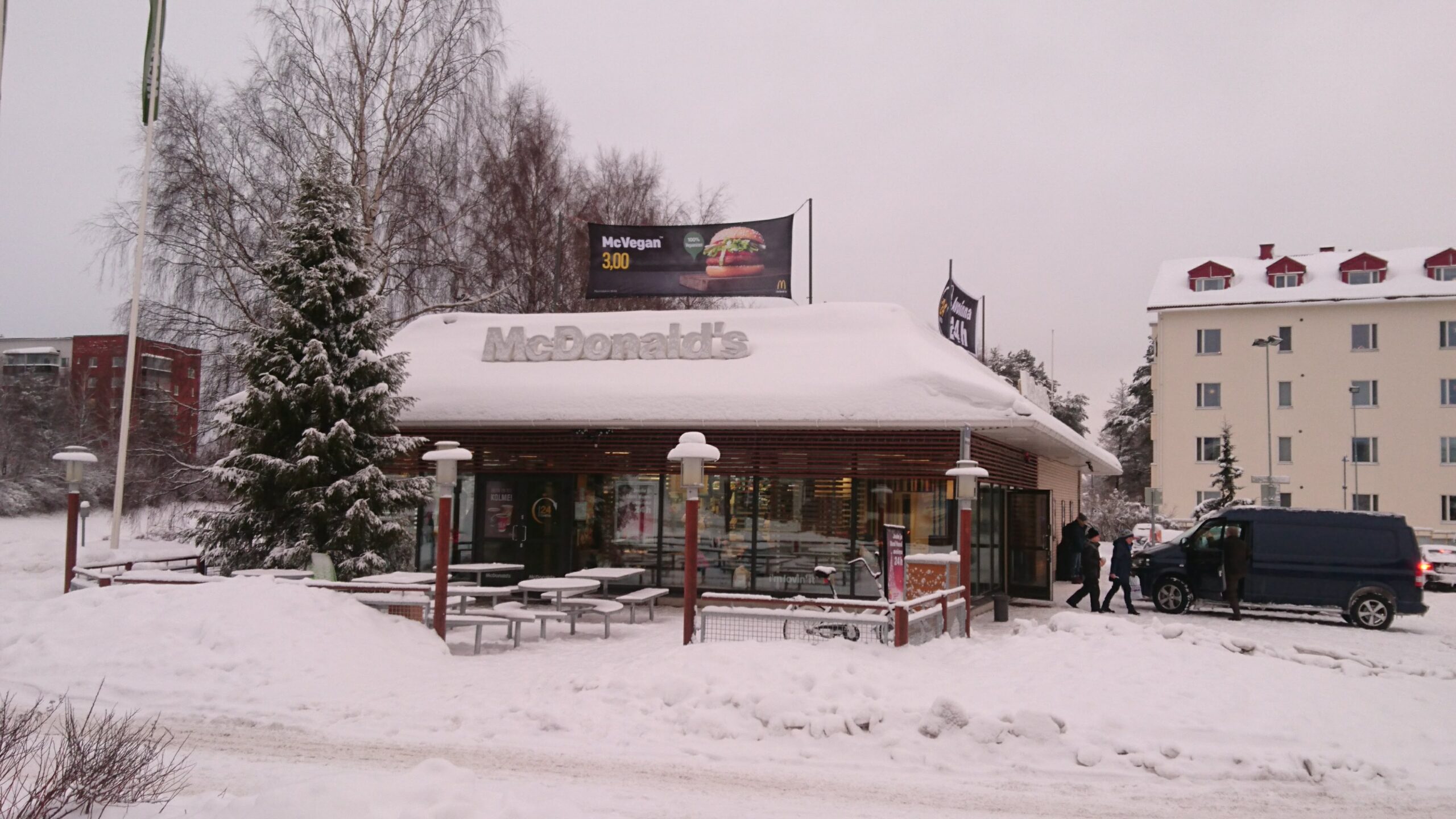 雪が積もったロヴァニエミのマクドナルド