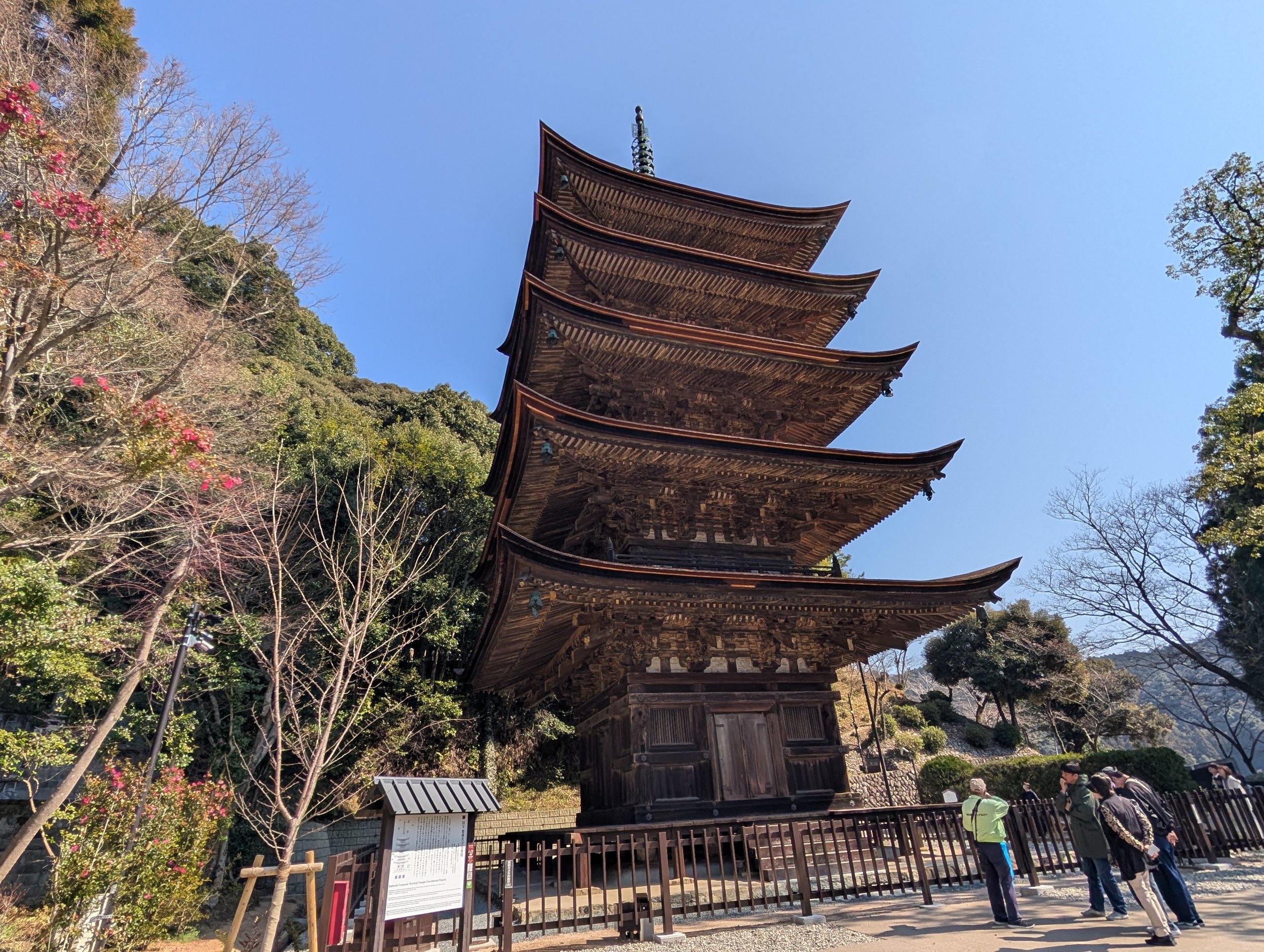 真下から見上げた瑠璃光寺五重塔