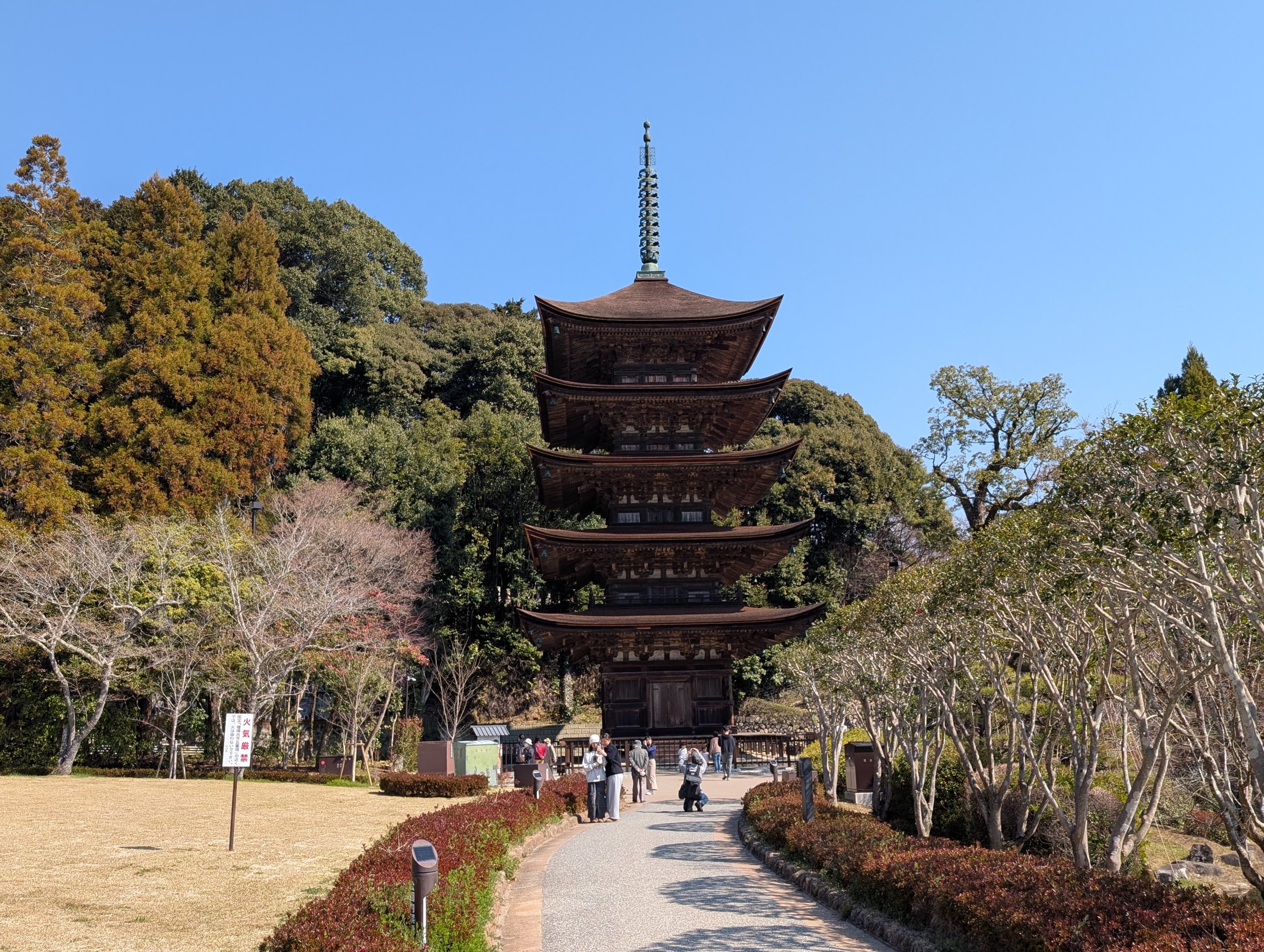 五重塔へ続く道