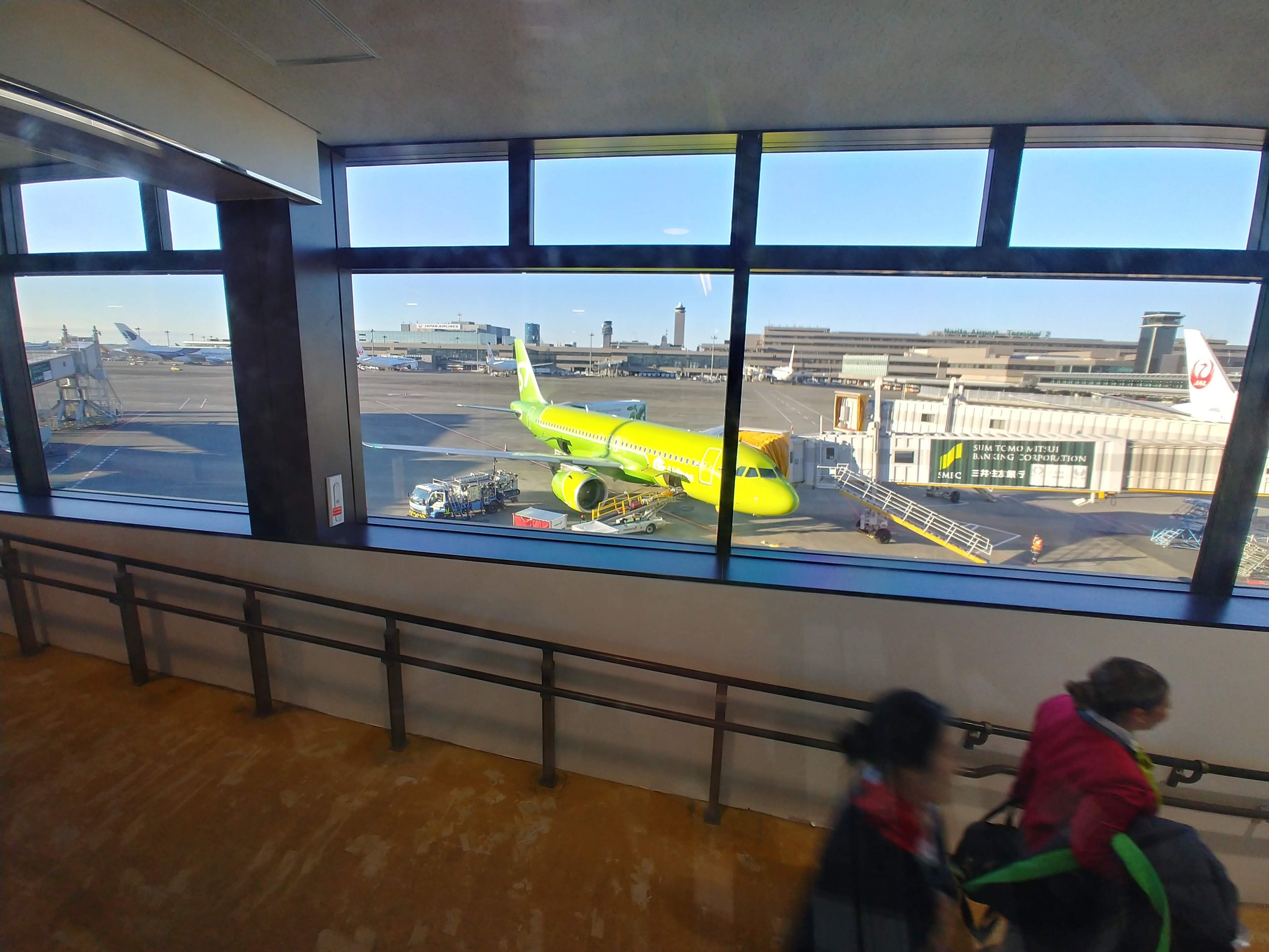 出発の空港に停まるS7航空の機体