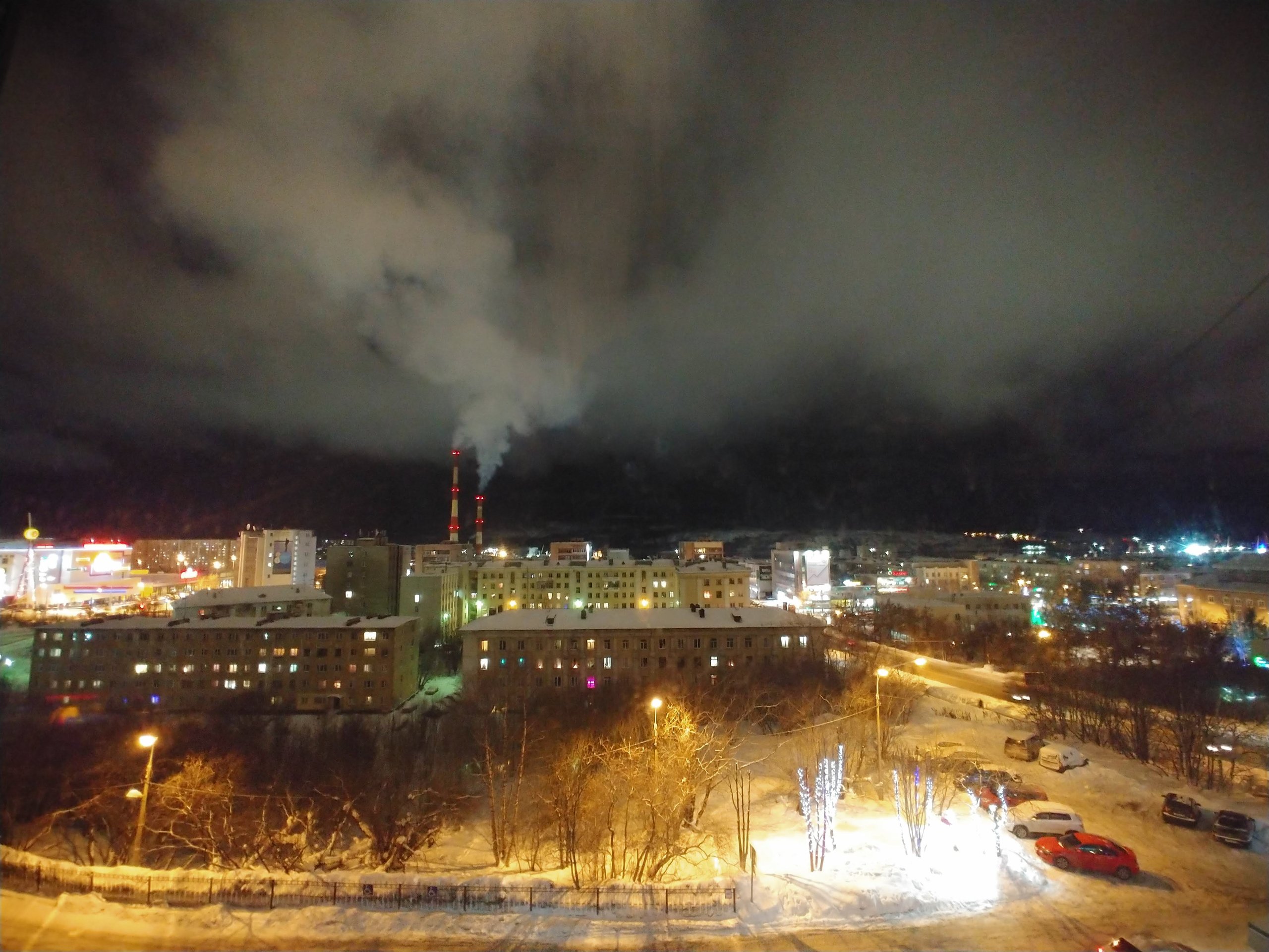 夜のムルマンスクの街と煙突