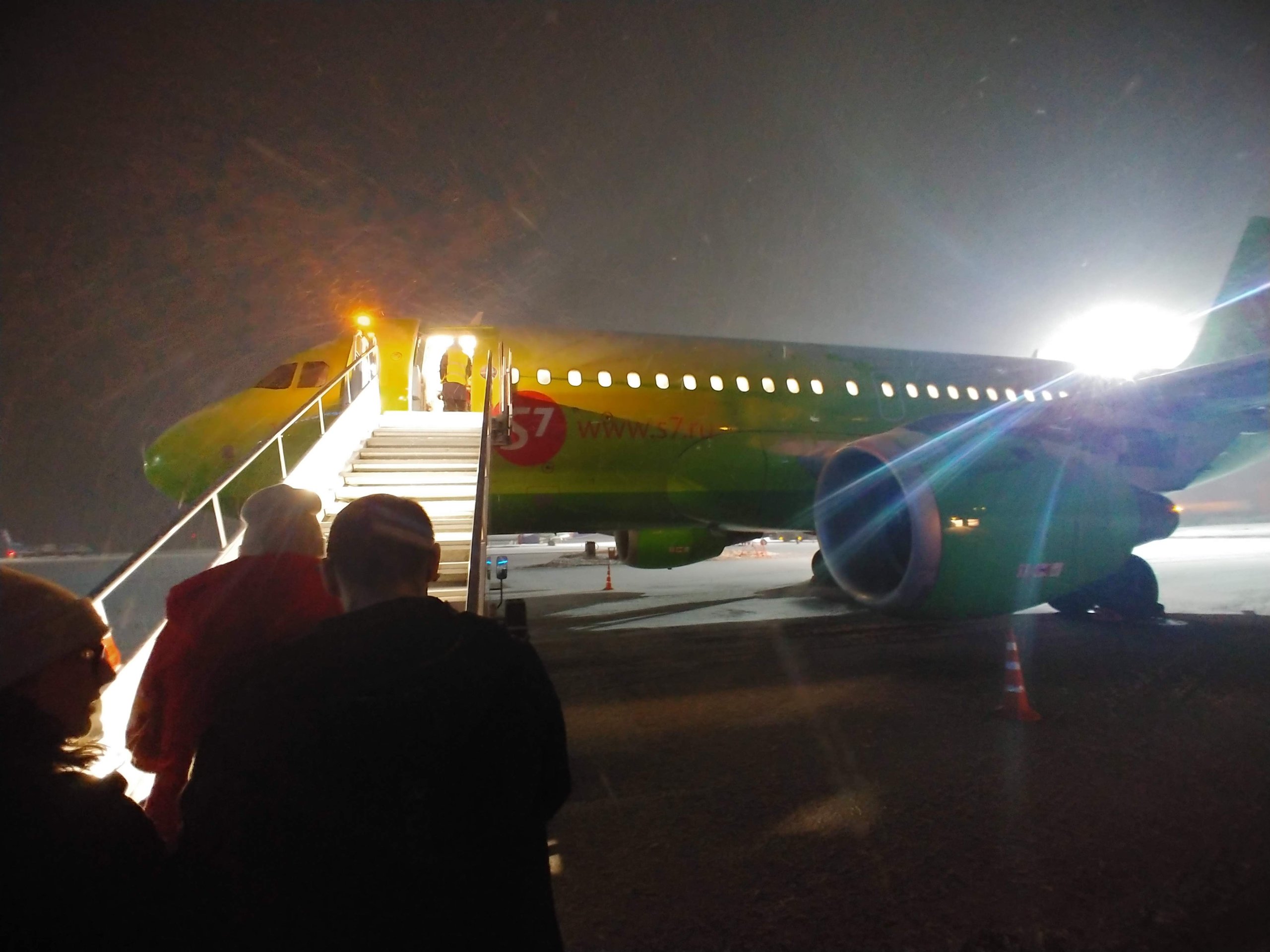夜のムルマンスク空港で搭乗を待つS7航空の機体