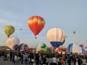 青空いっぱいに浮かぶ、たくさんの熱気球