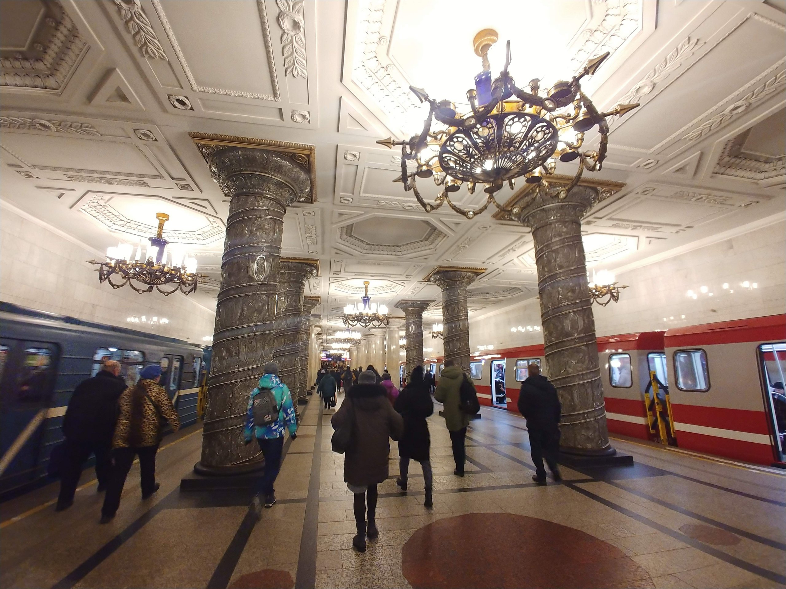 シャンデリアと柱が並ぶアフトヴォ駅