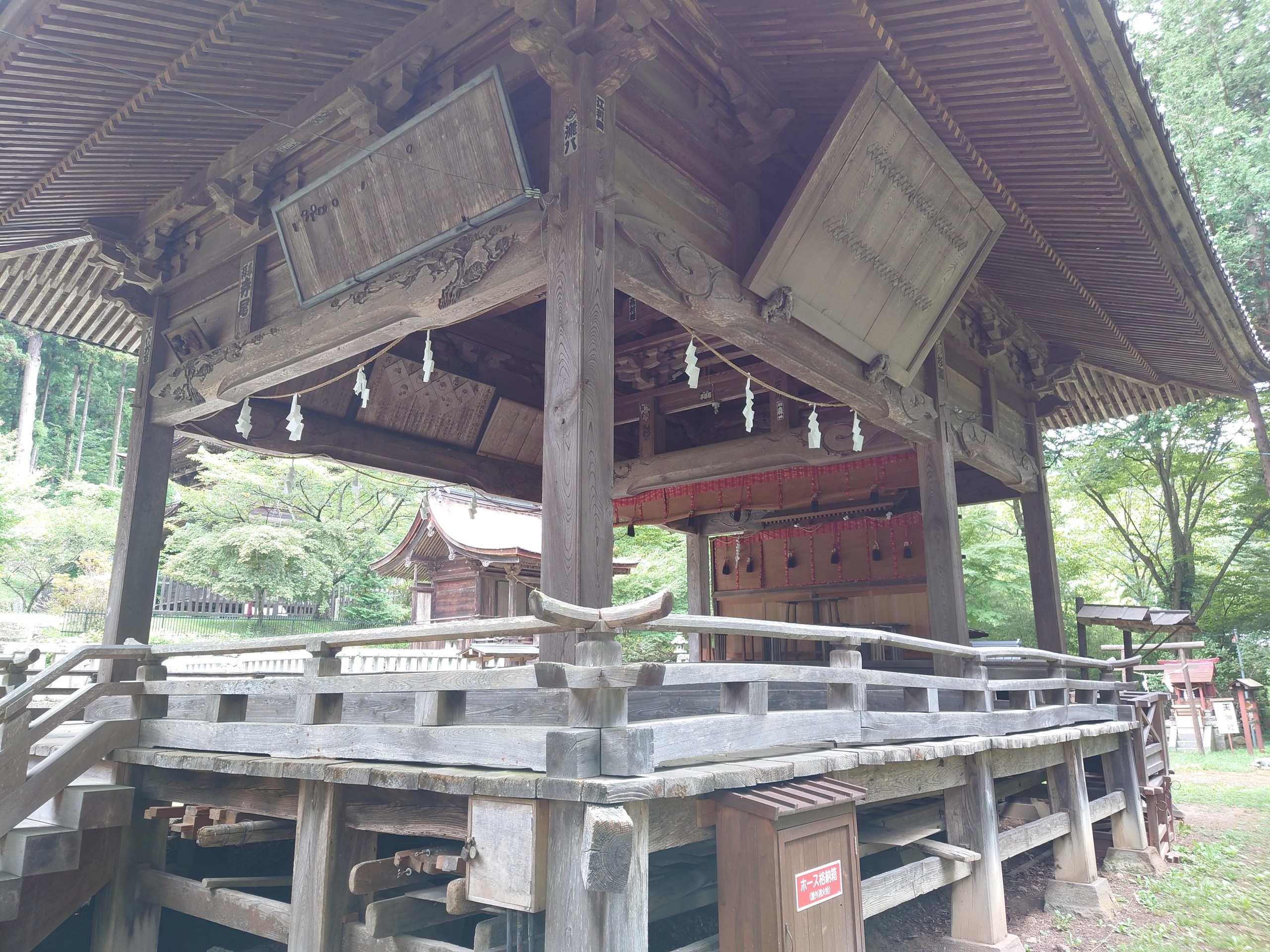 新海三社神社の神楽殿