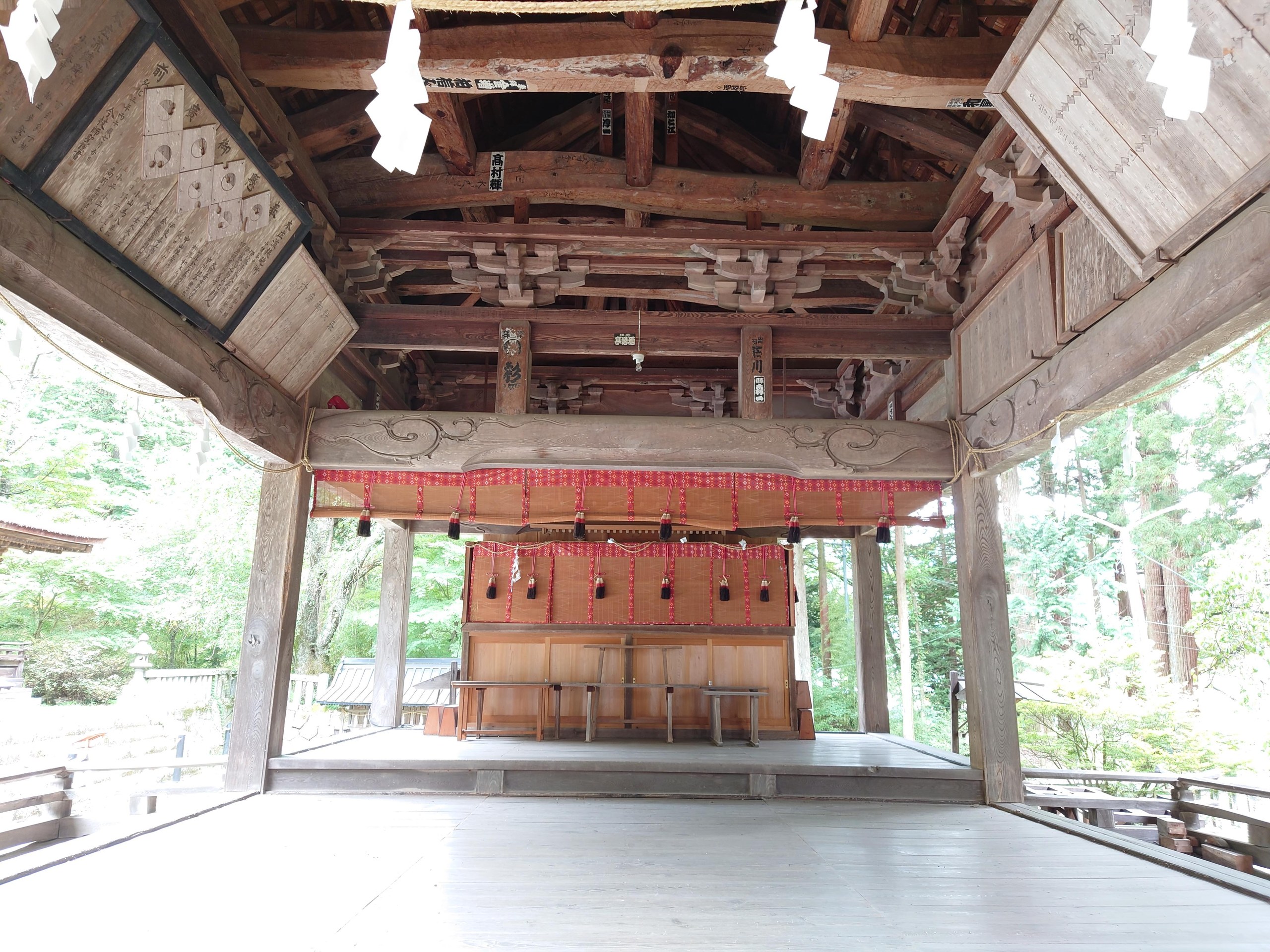 神楽殿の中