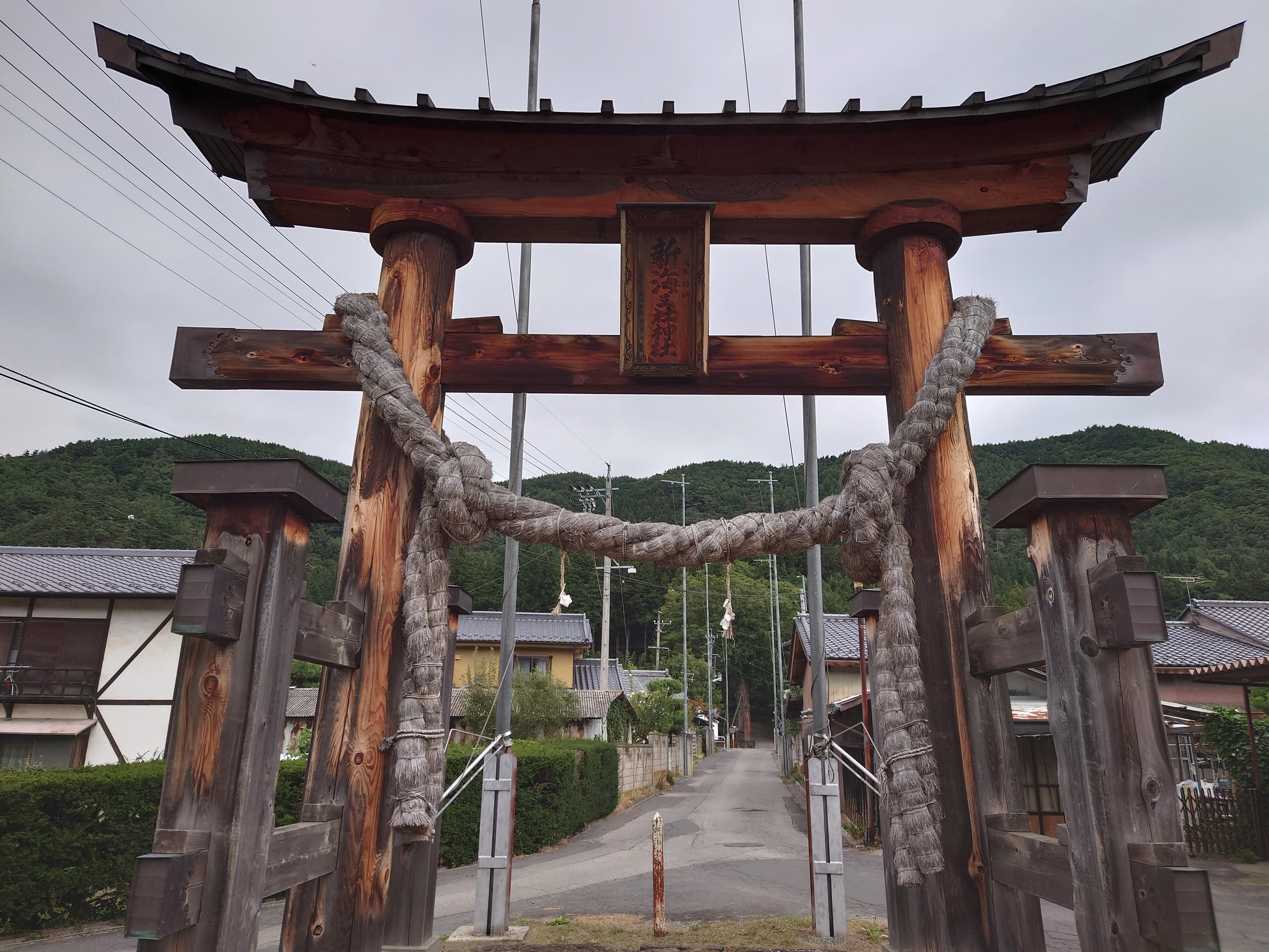 しめ縄のかかった木の鳥居
