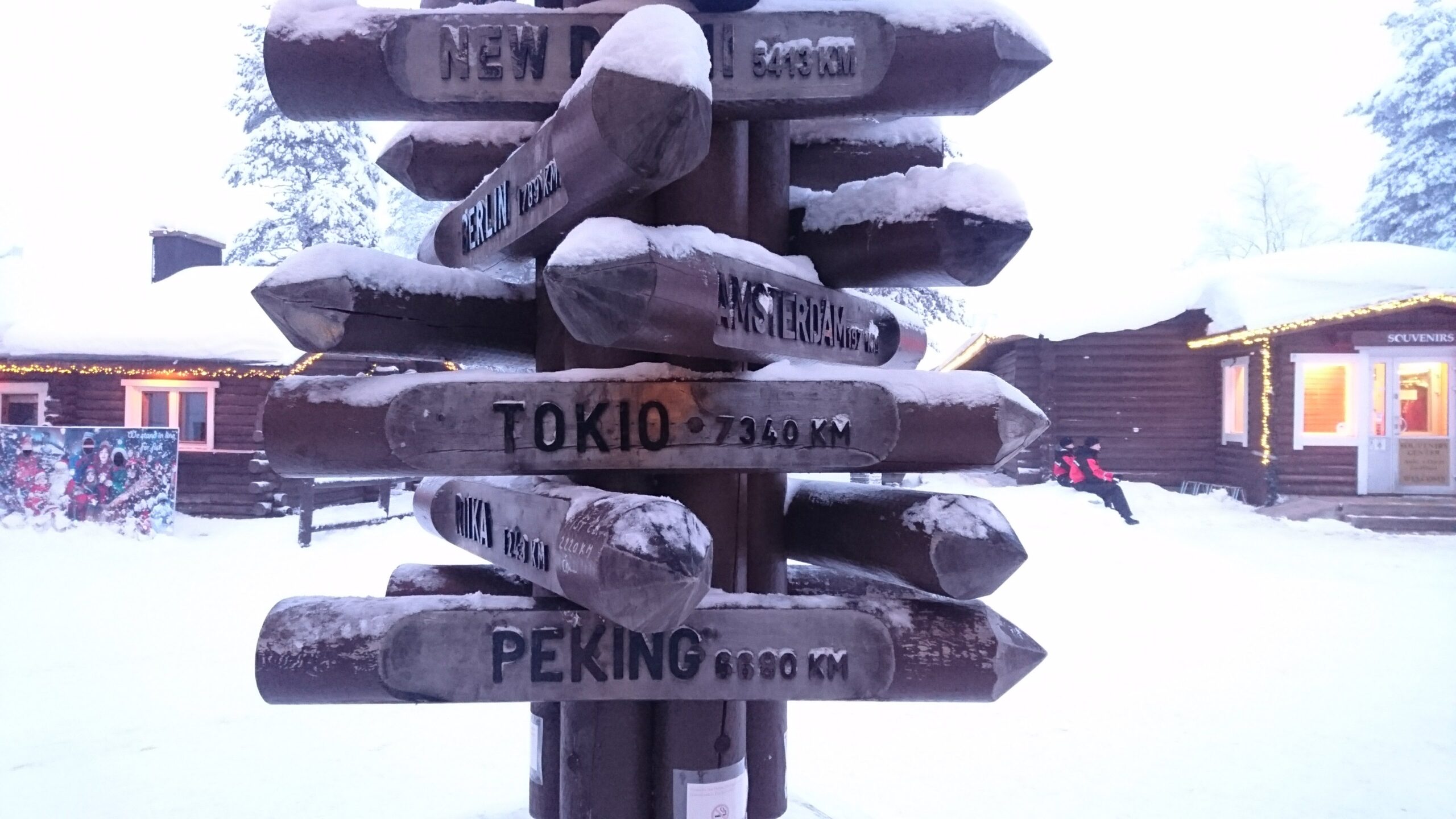「TOKIO 7340km」など世界の都市への距離を示す、雪をかぶった道標
