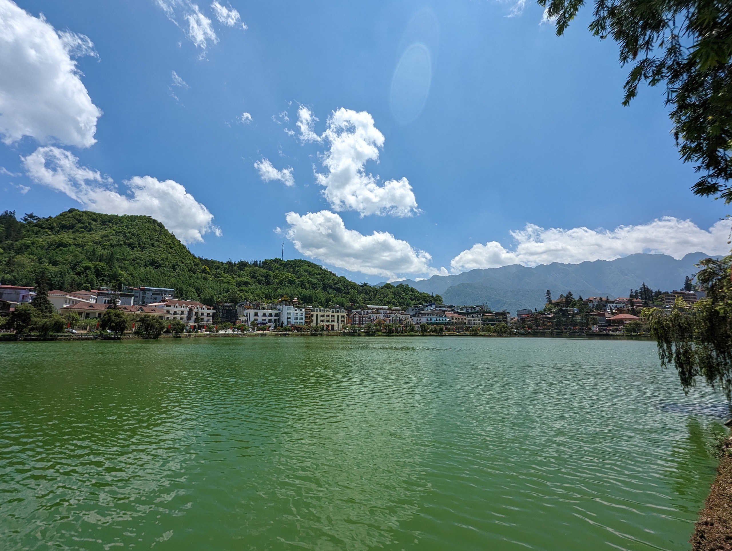 山に囲まれた、緑色の湖