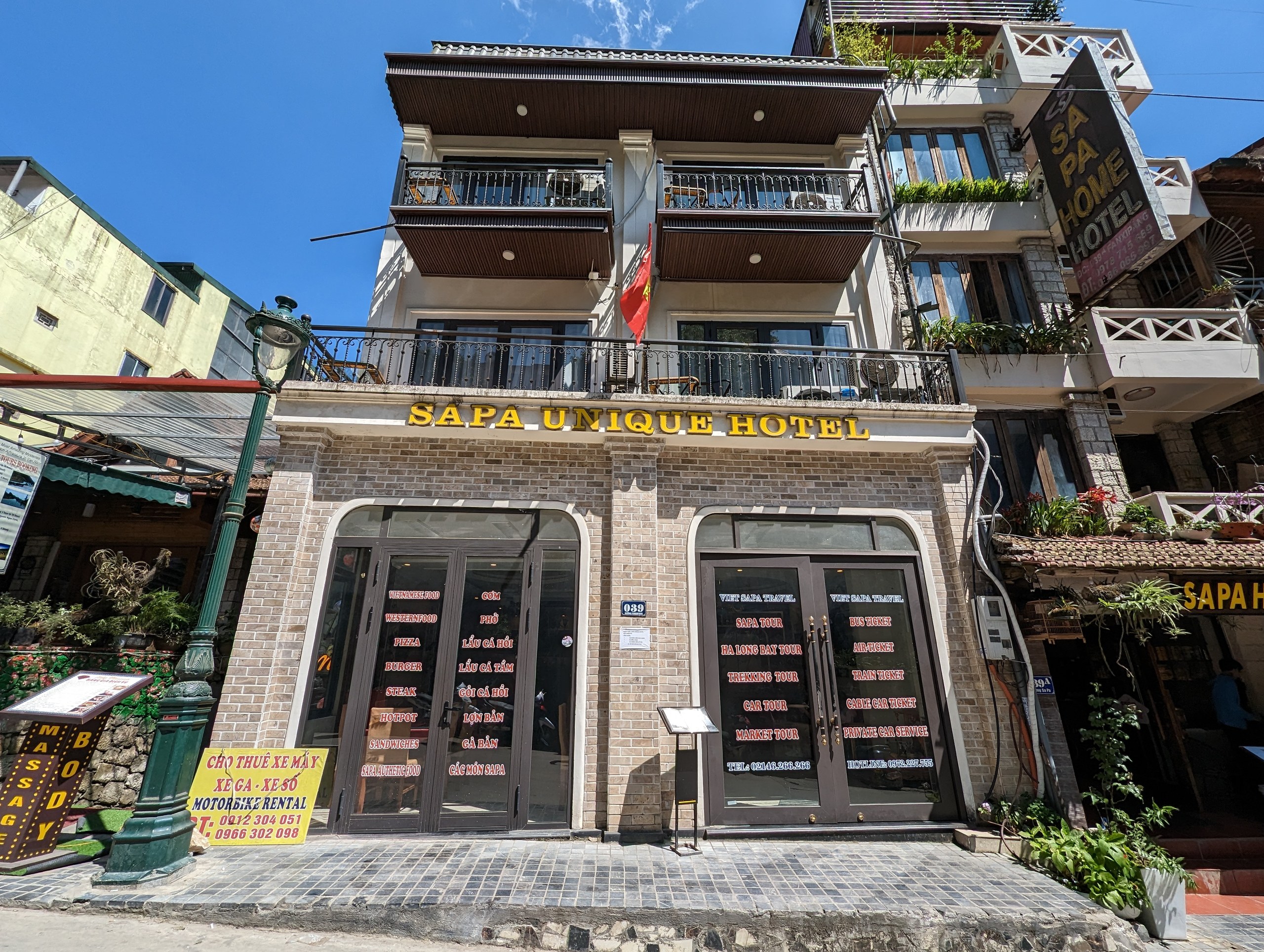 「SAPA UNIQUE HOTEL」の看板が掲げられた、ホテルの正面
