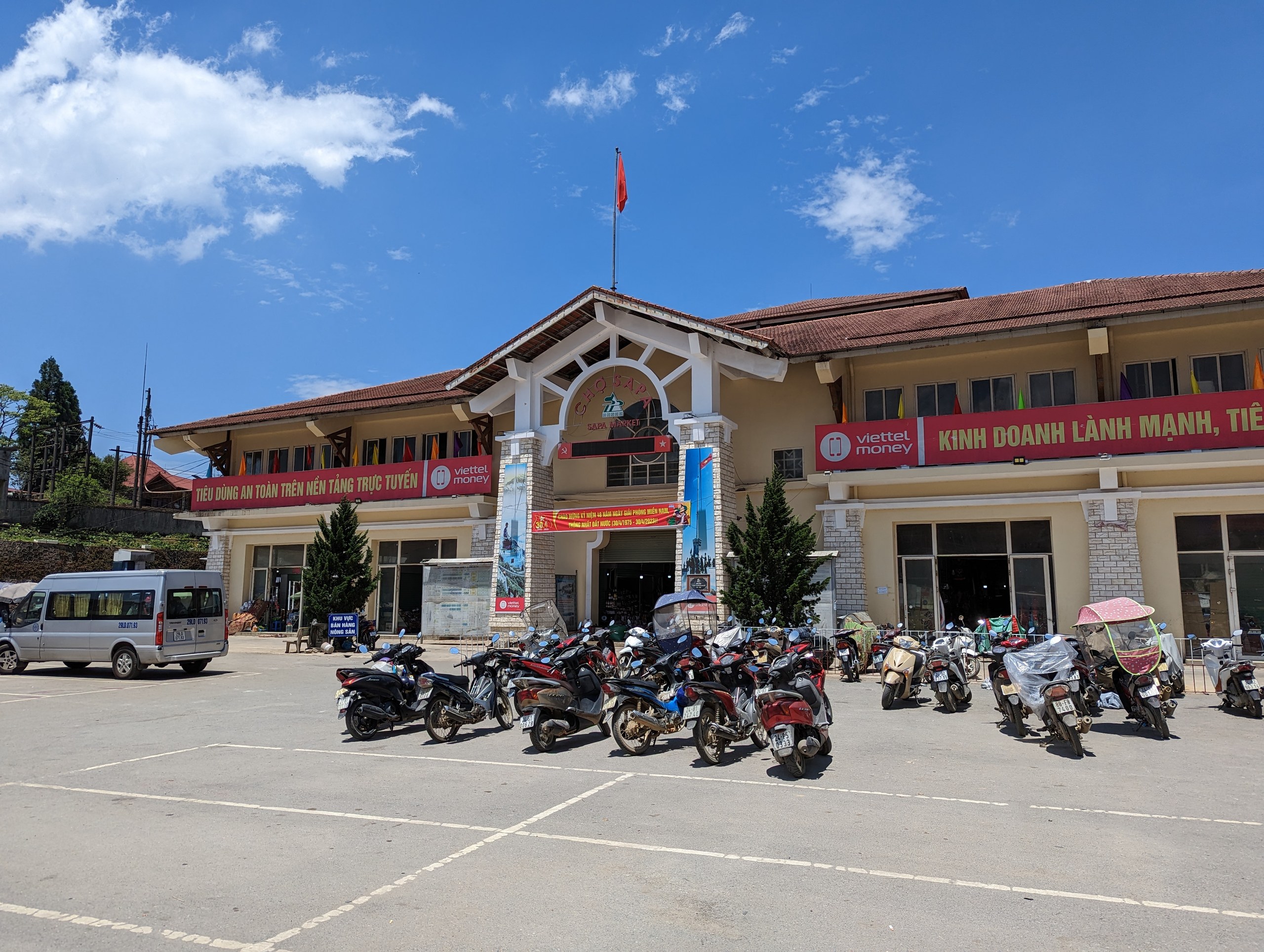 バイクが並ぶ、サパの市場の建物