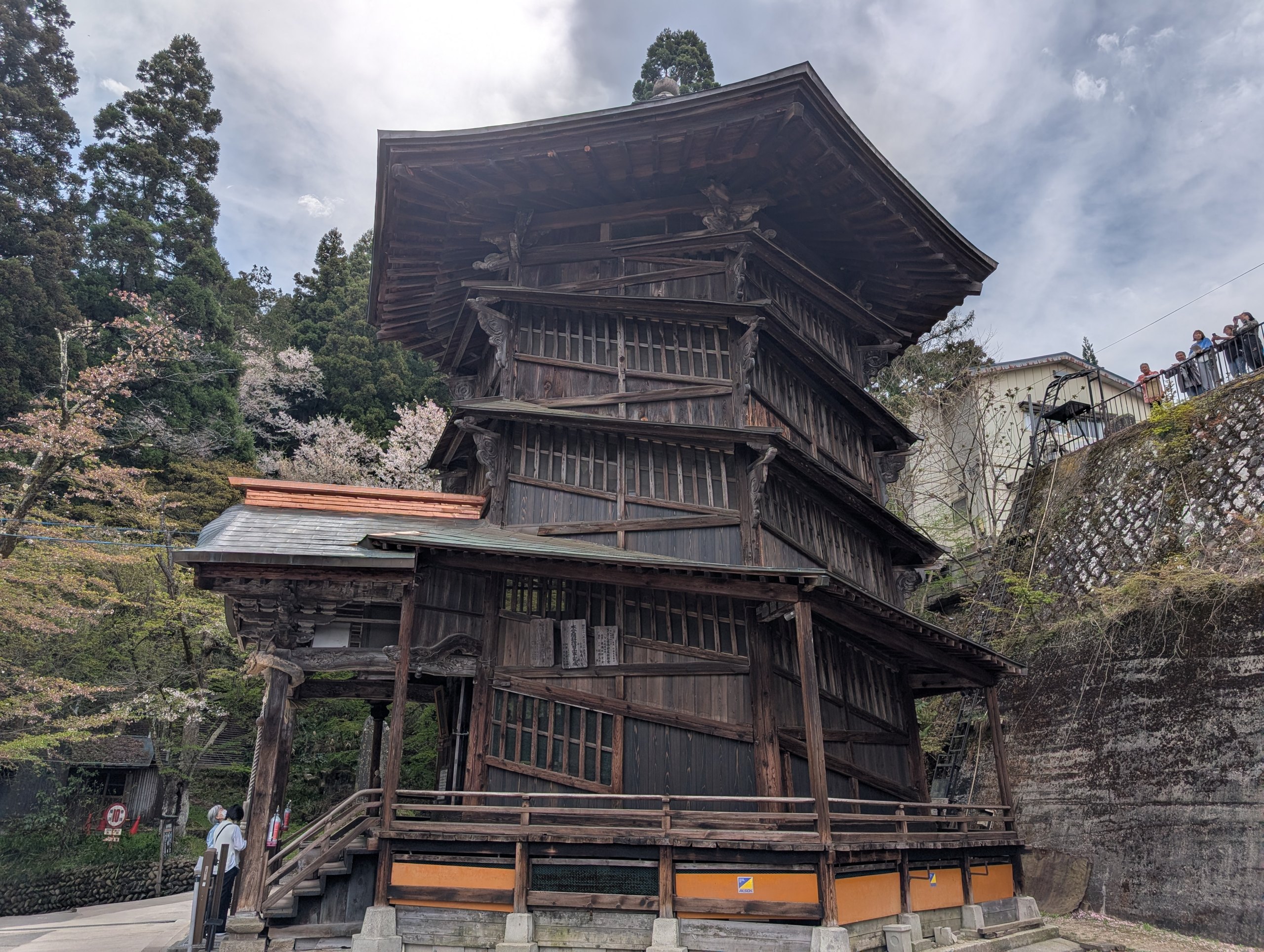 飯盛山のさざえ堂の外観