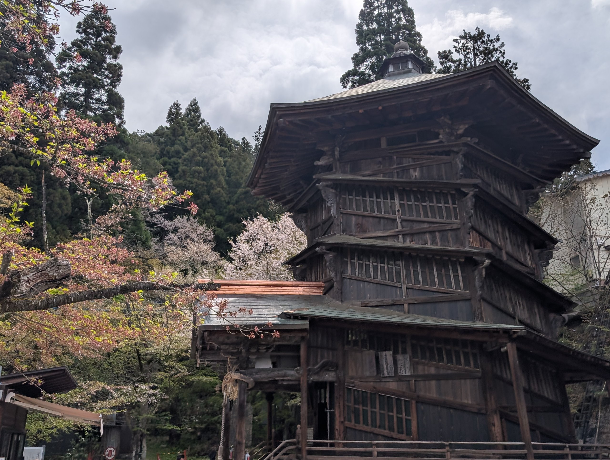 桜の咲くなかに立つさざえ堂