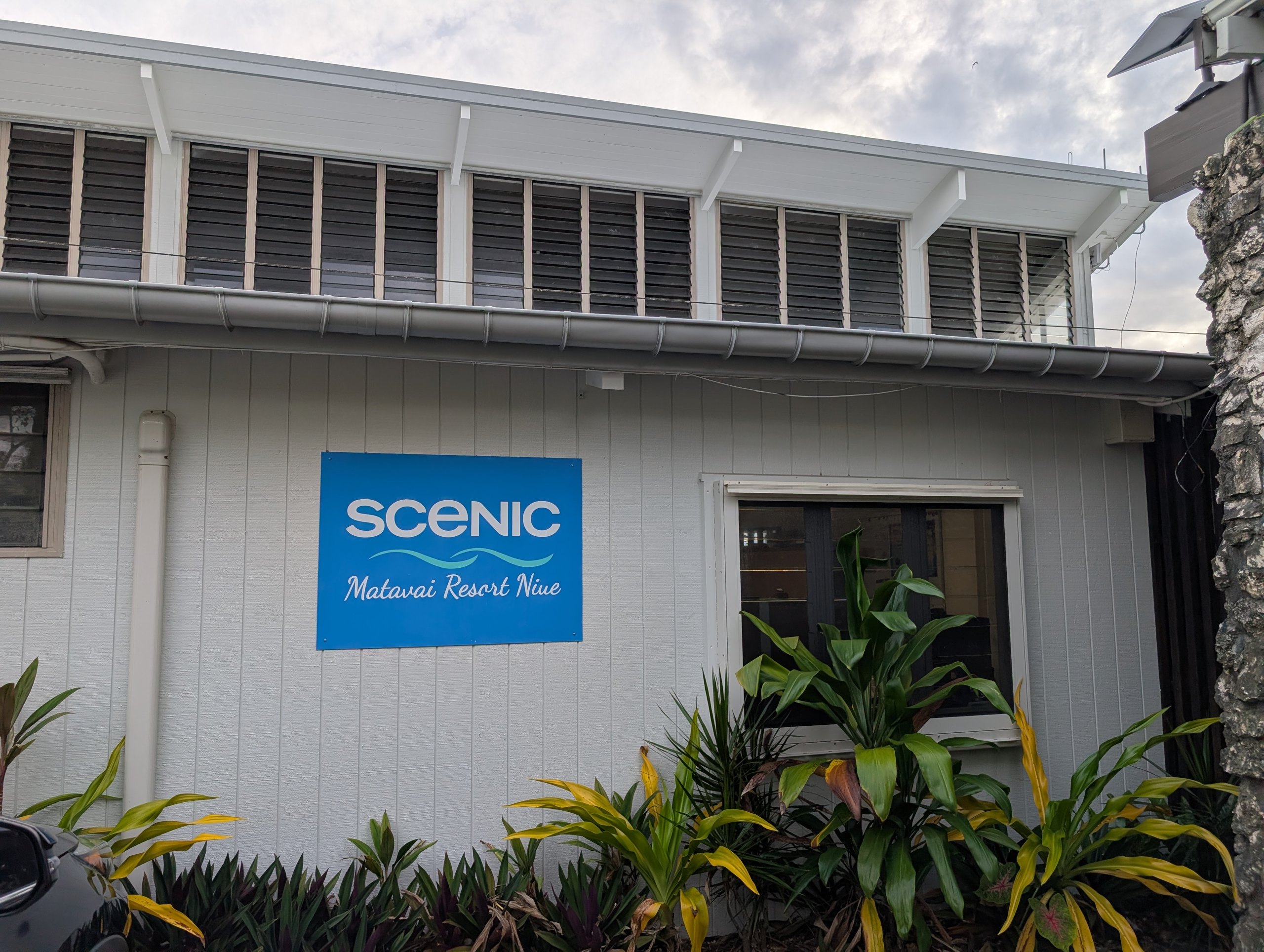 「SCENIC Matavai Resort Niue」の看板がある建物