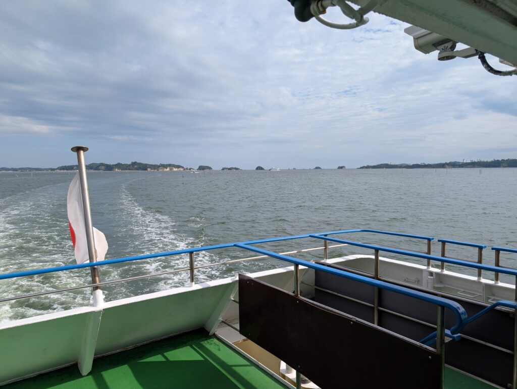 遊覧船の後ろに広がる、松島湾の島々
