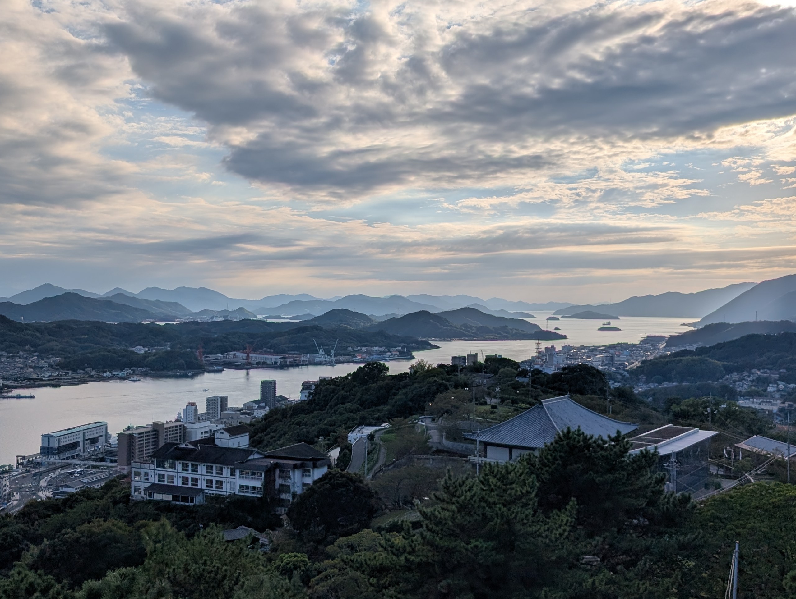 山の上から見た尾道の町と、遠くまで続く島々