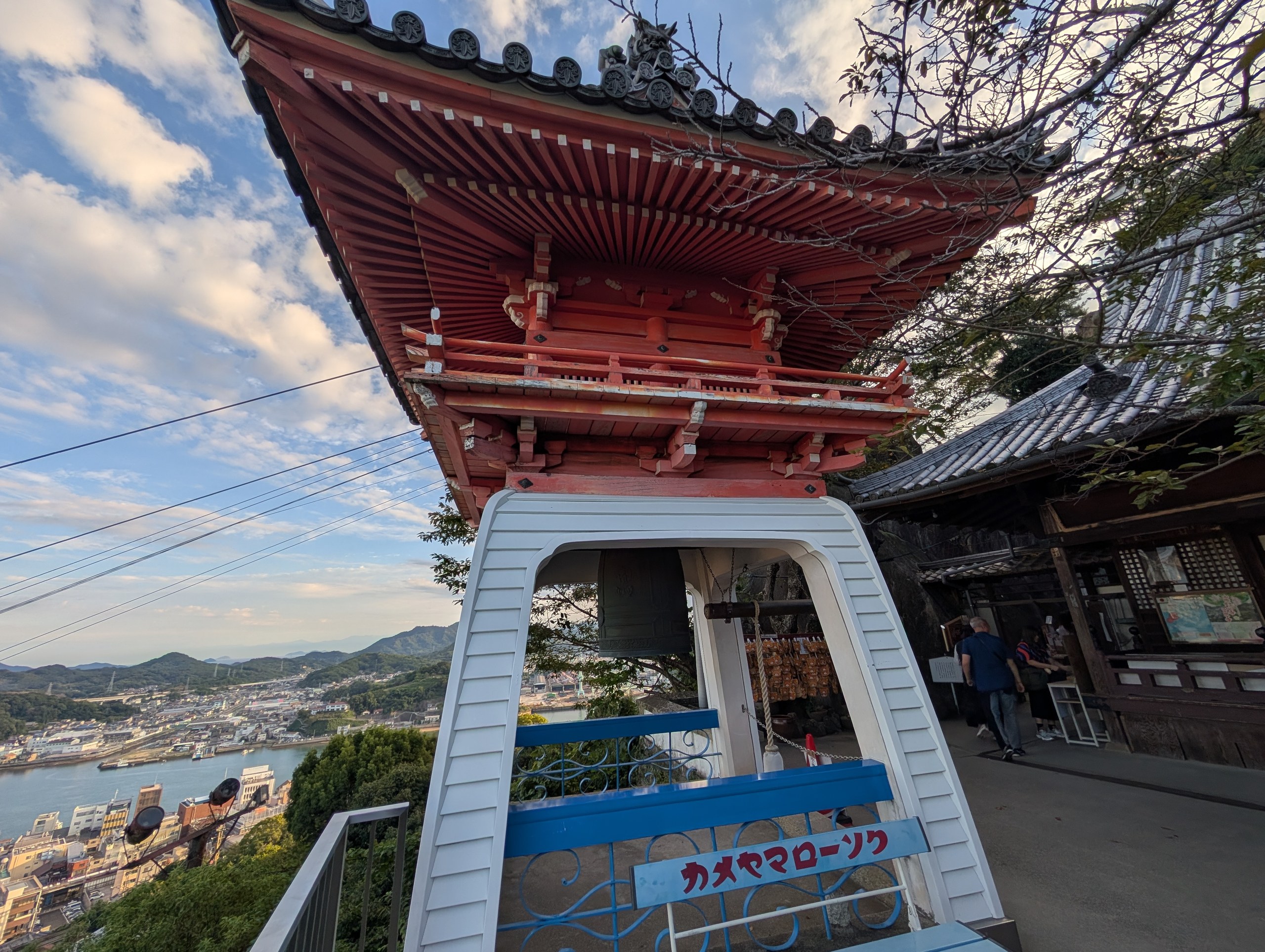 朱色の鐘楼と、その向こうの尾道の町