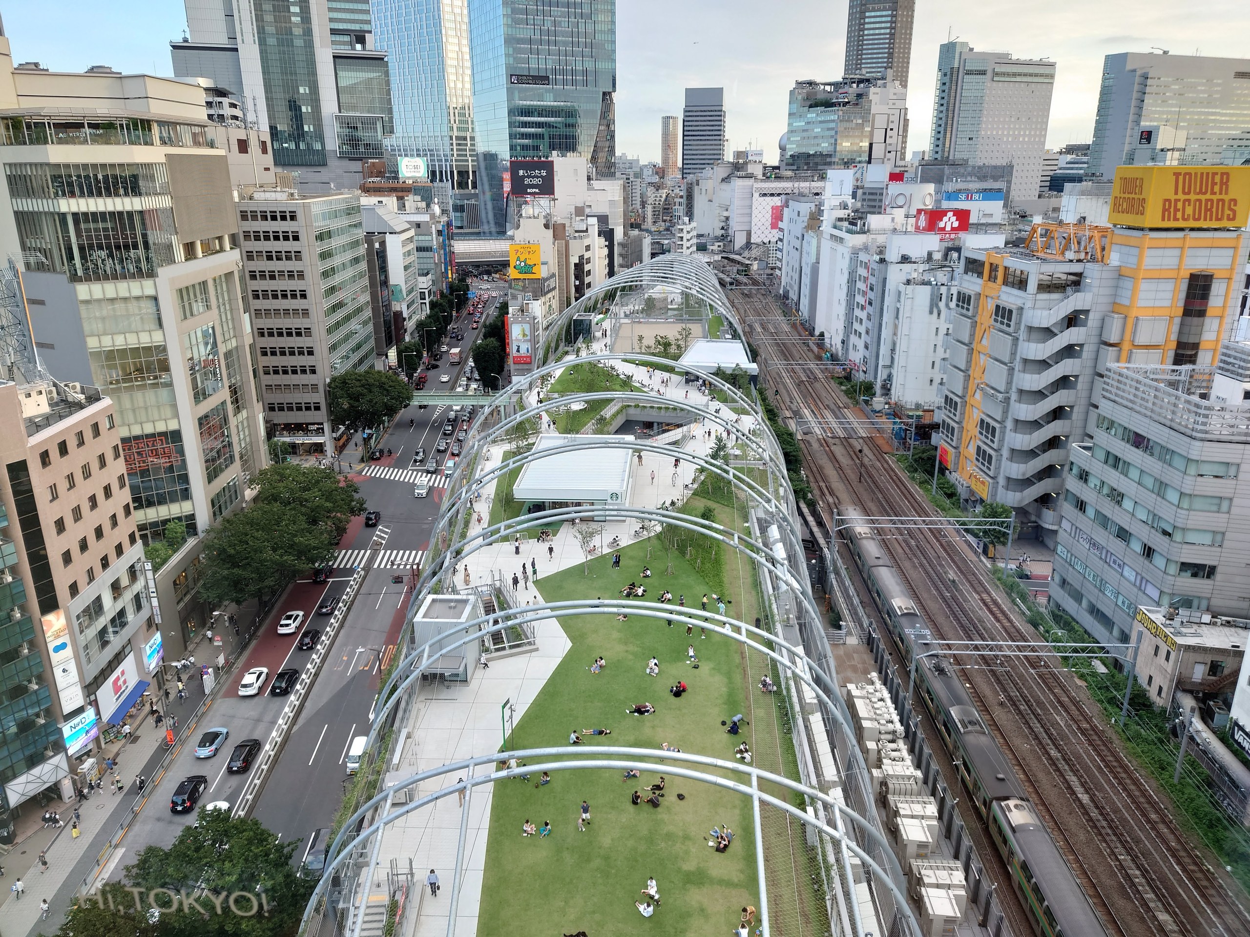 窓から見下ろしたMIYASHITA PARKと線路
