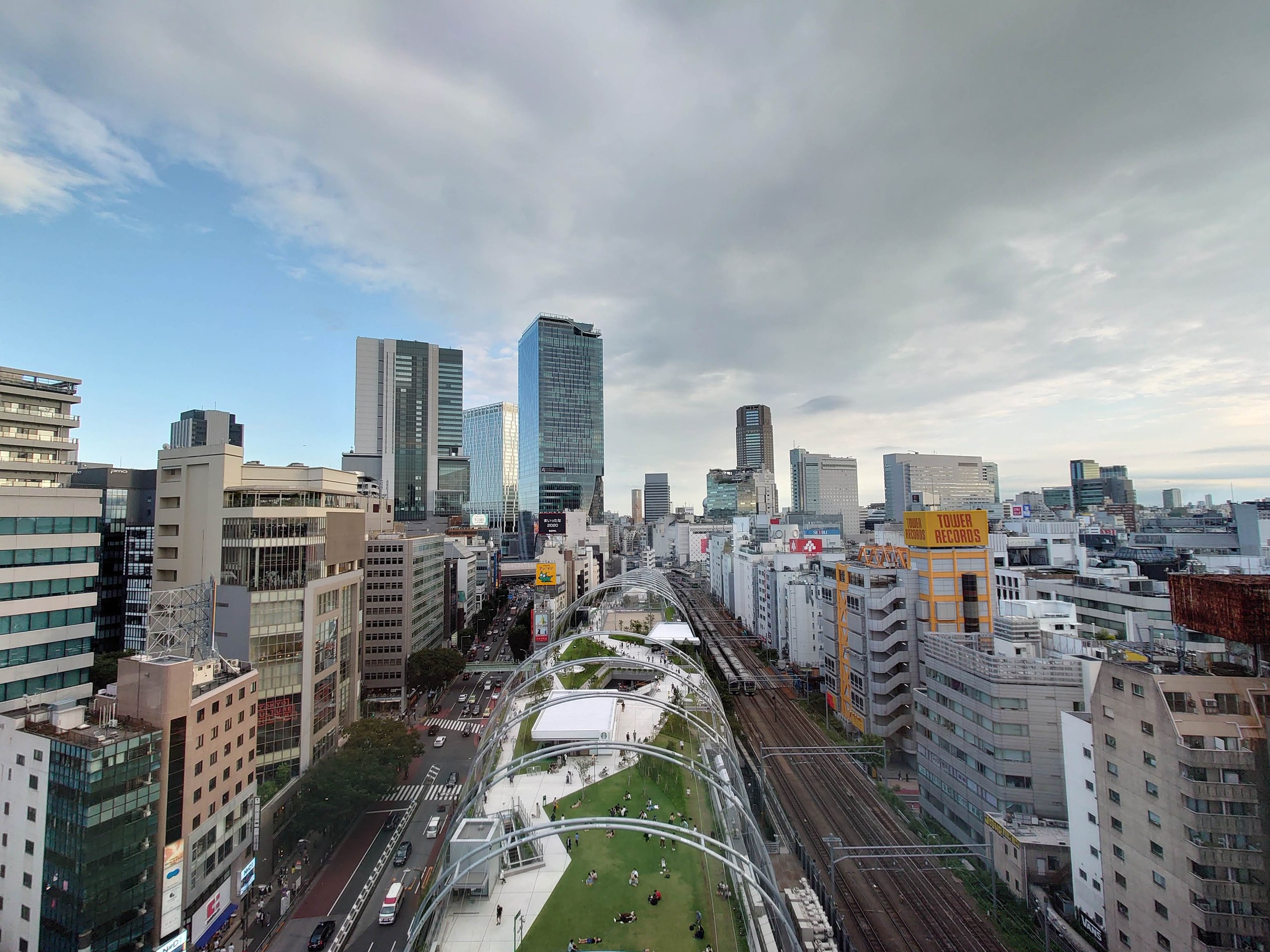 渋谷の高層ビルとMIYASHITA PARK