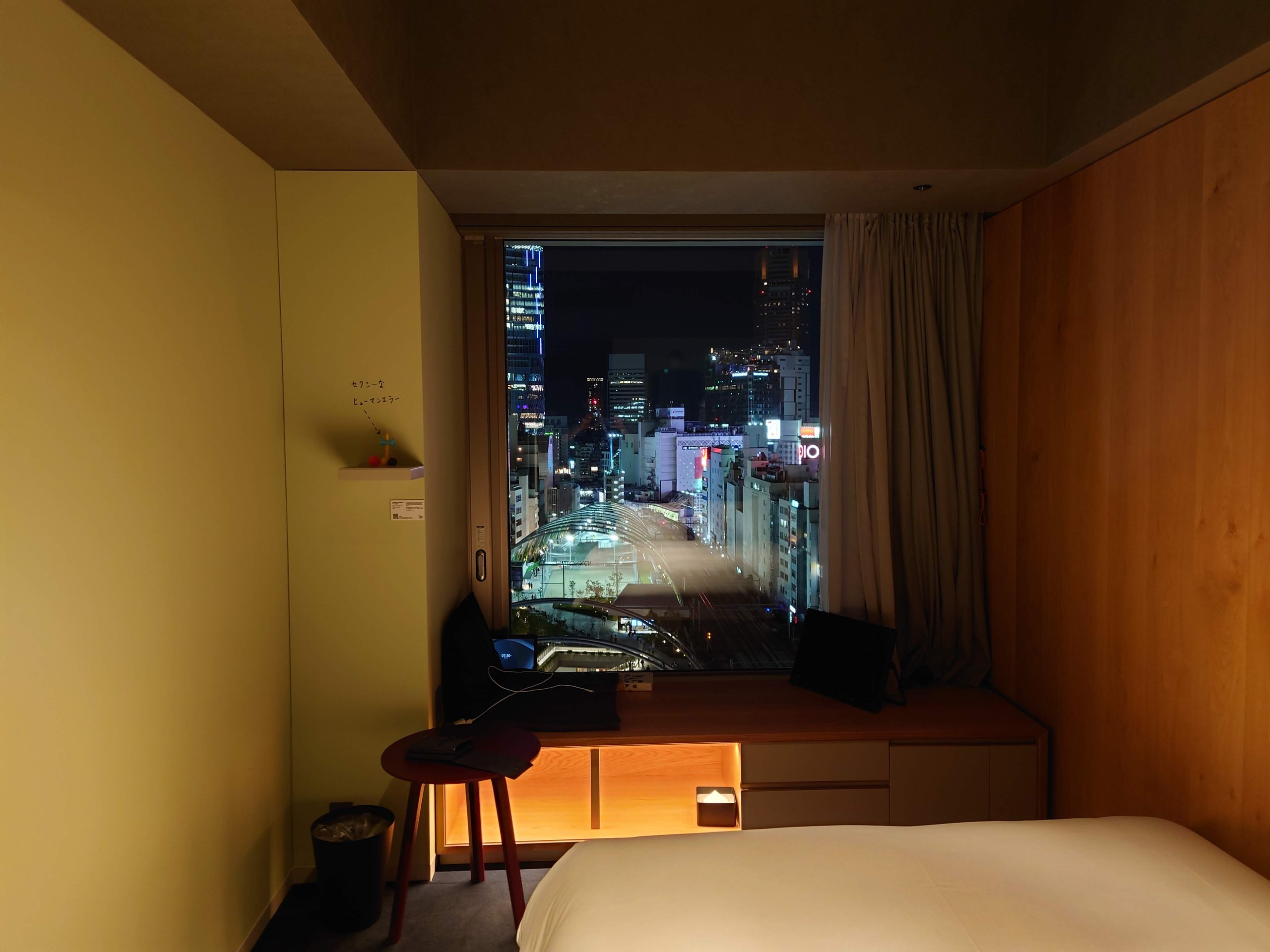 夜の客室と窓の外の夜景