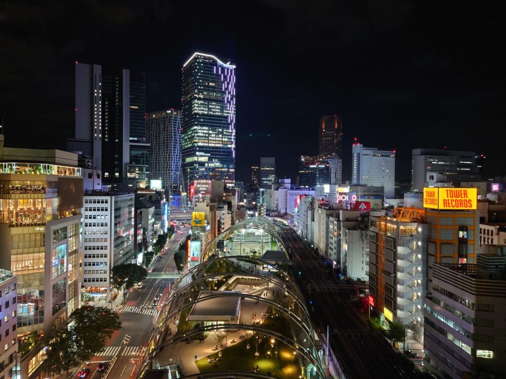 窓から見た渋谷の夜景とMIYASHITA PARK