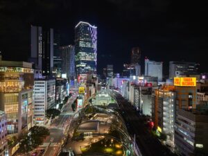 窓から見た渋谷の夜景とMIYASHITA PARK