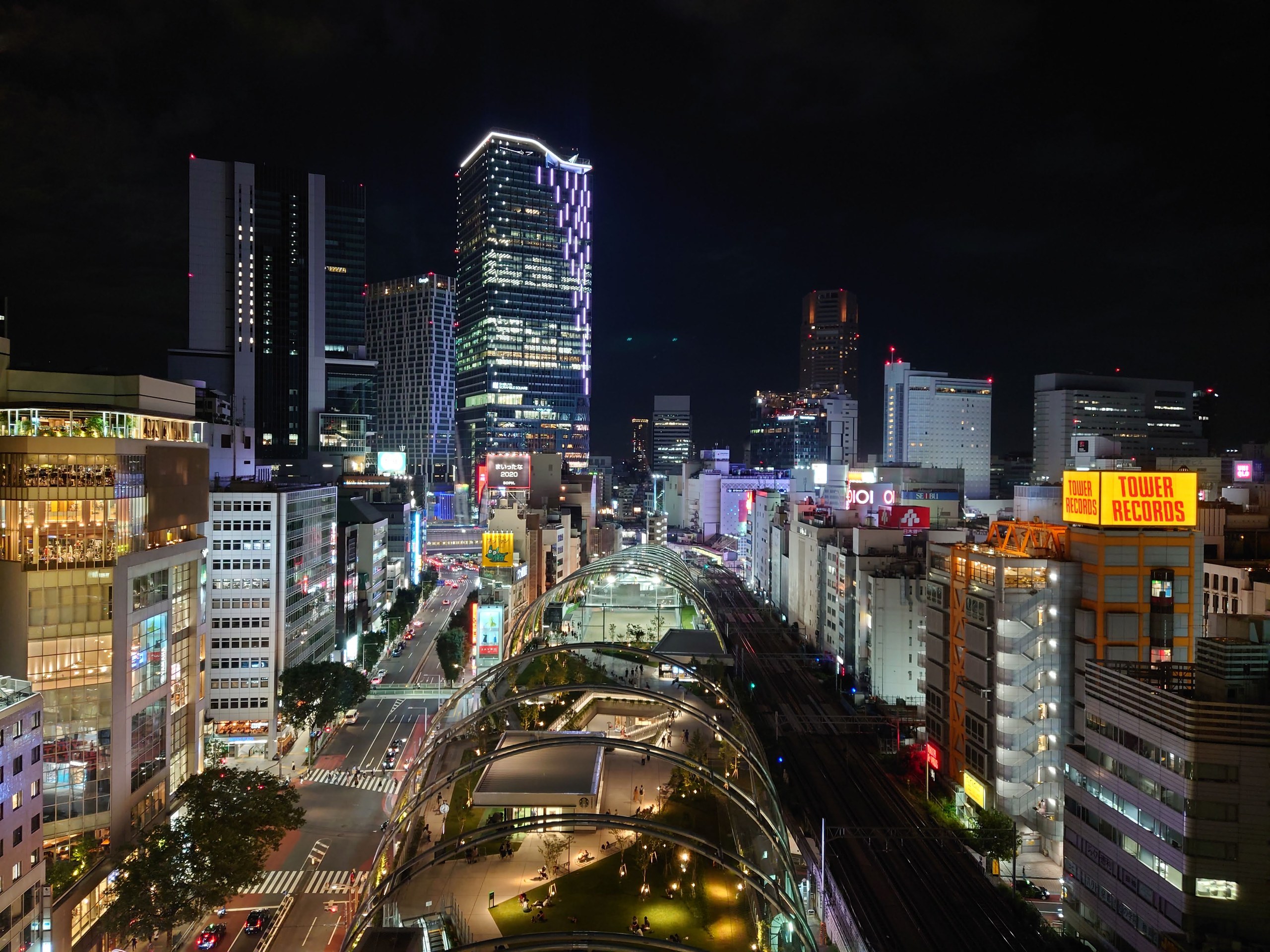 窓から見た渋谷の夜景とMIYASHITA PARK