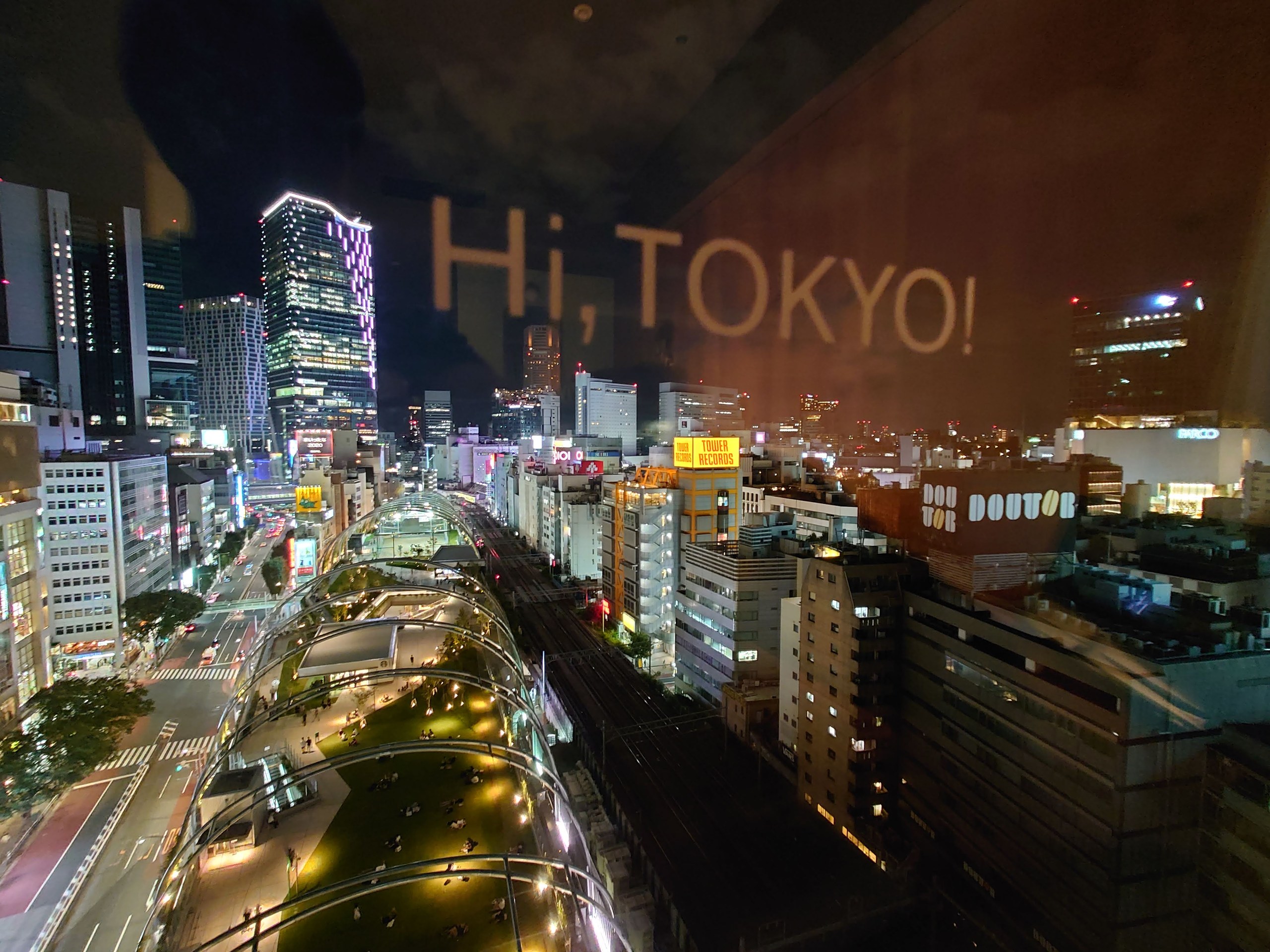 窓の文字ごしに見た渋谷の夜景