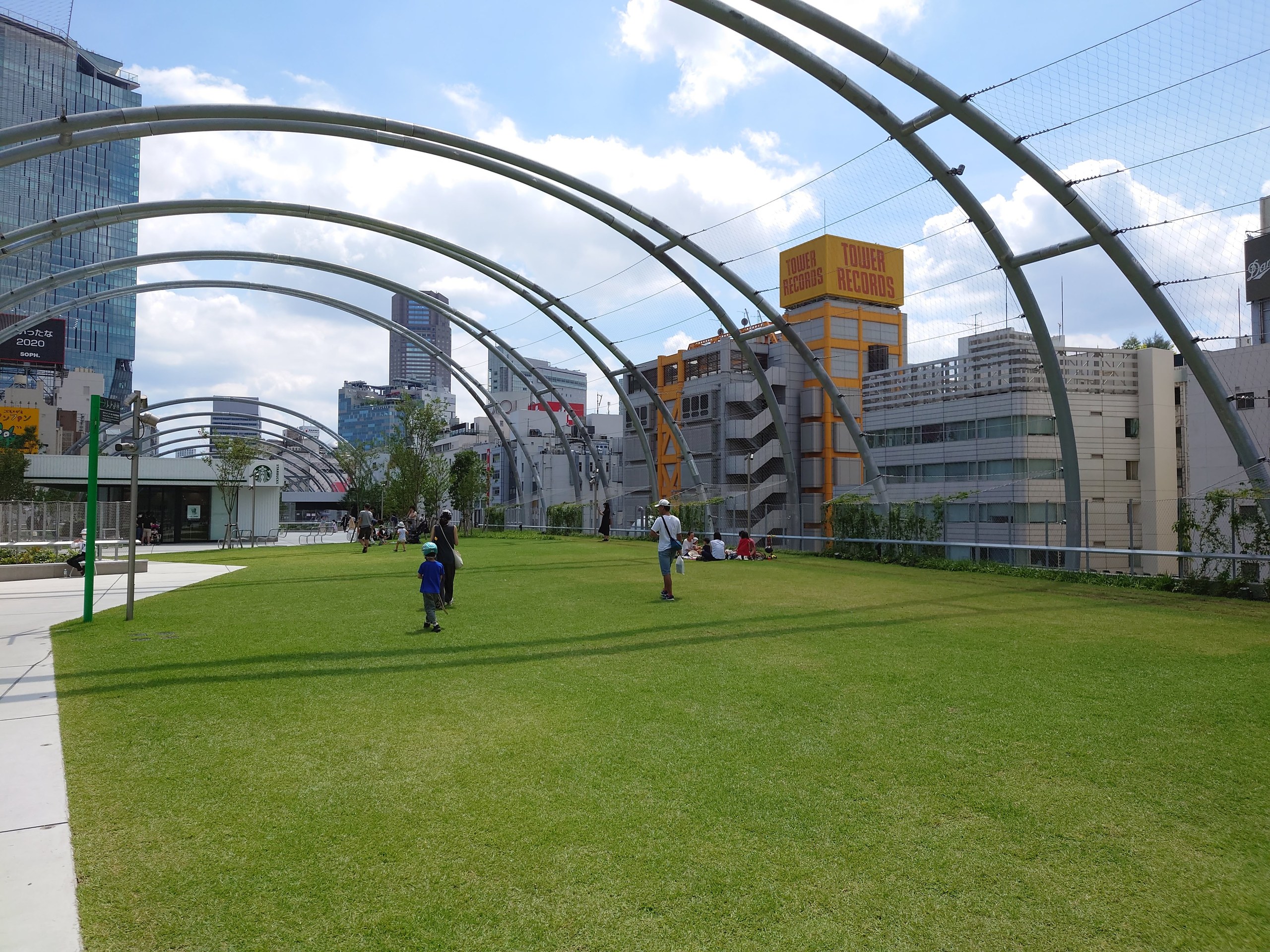 MIYASHITA PARKの芝生の広場