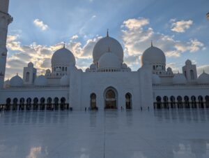 中庭の向こうに並ぶ白いドーム群と、雲の多い空