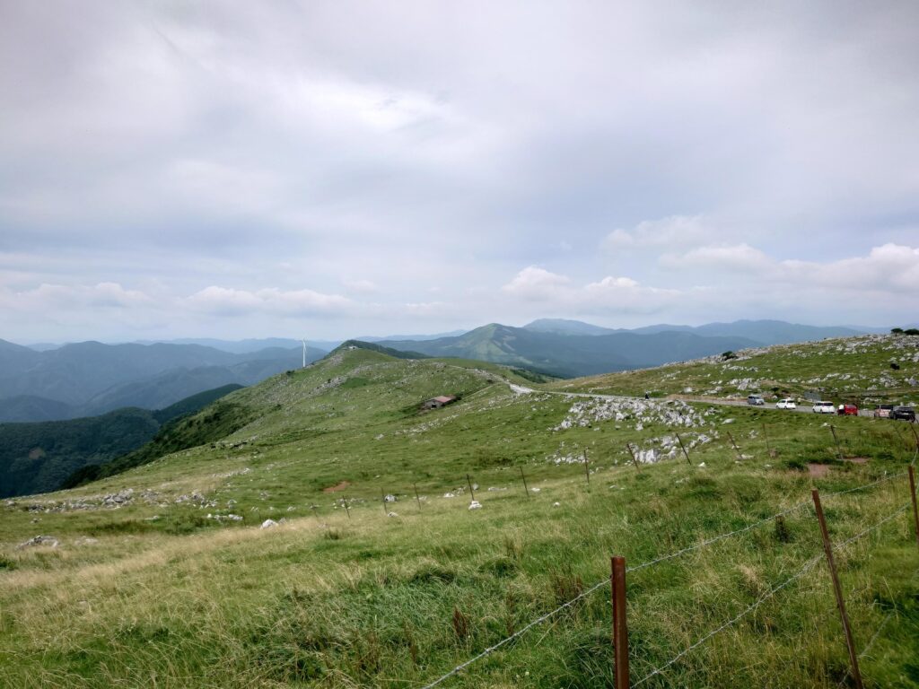なだらかな緑の草原と、遠くまで重なる山並み