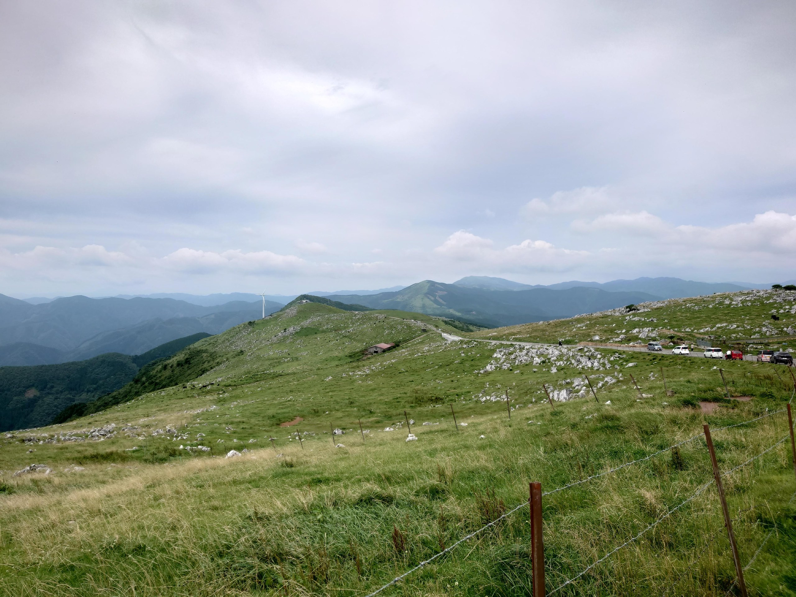 なだらかな緑の草原と、遠くまで重なる山並み