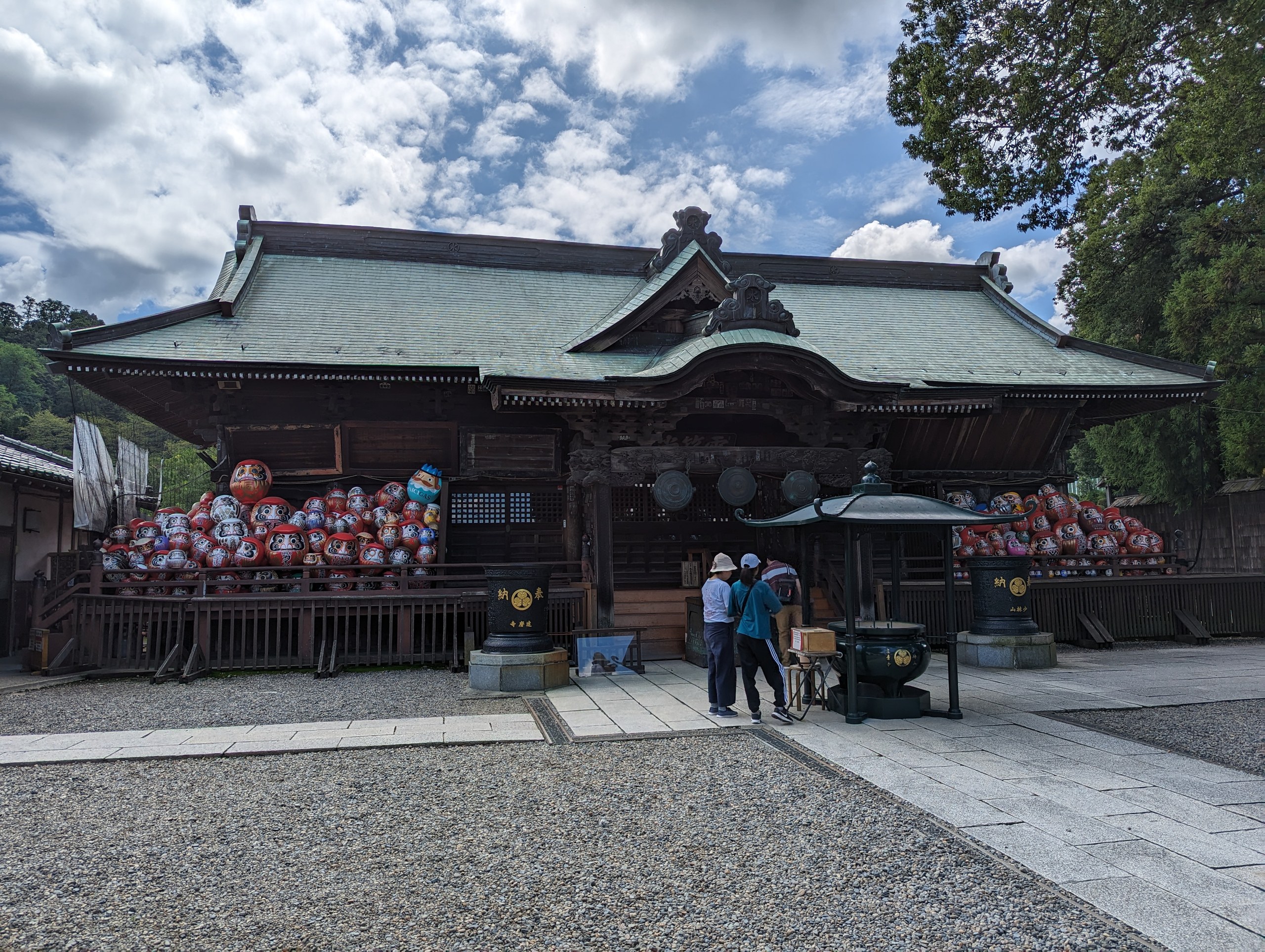 本堂の前に、赤いだるまが山のように並ぶ少林山達磨寺