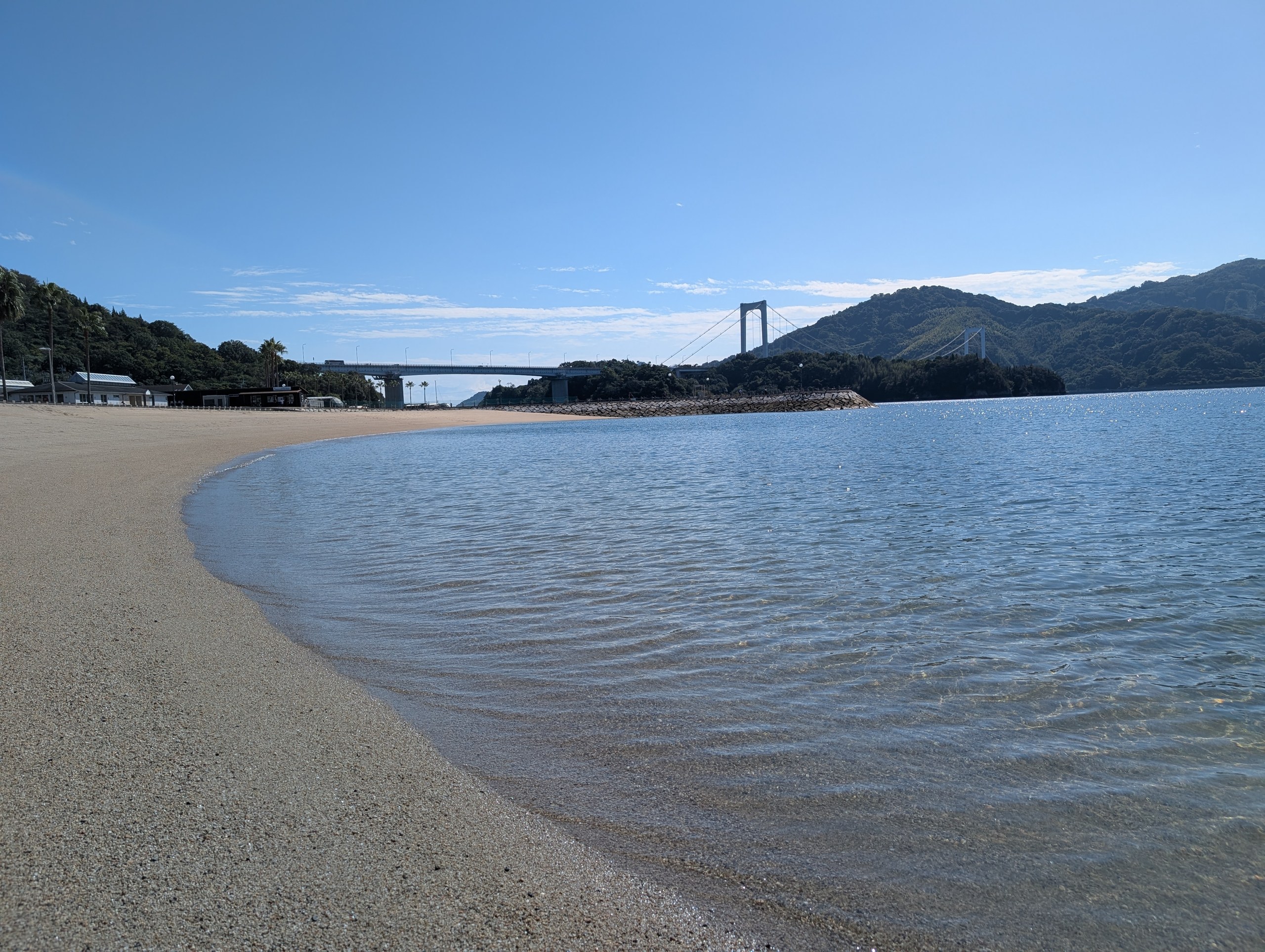 おだやかな浜辺と、島と島をつなぐ白い橋