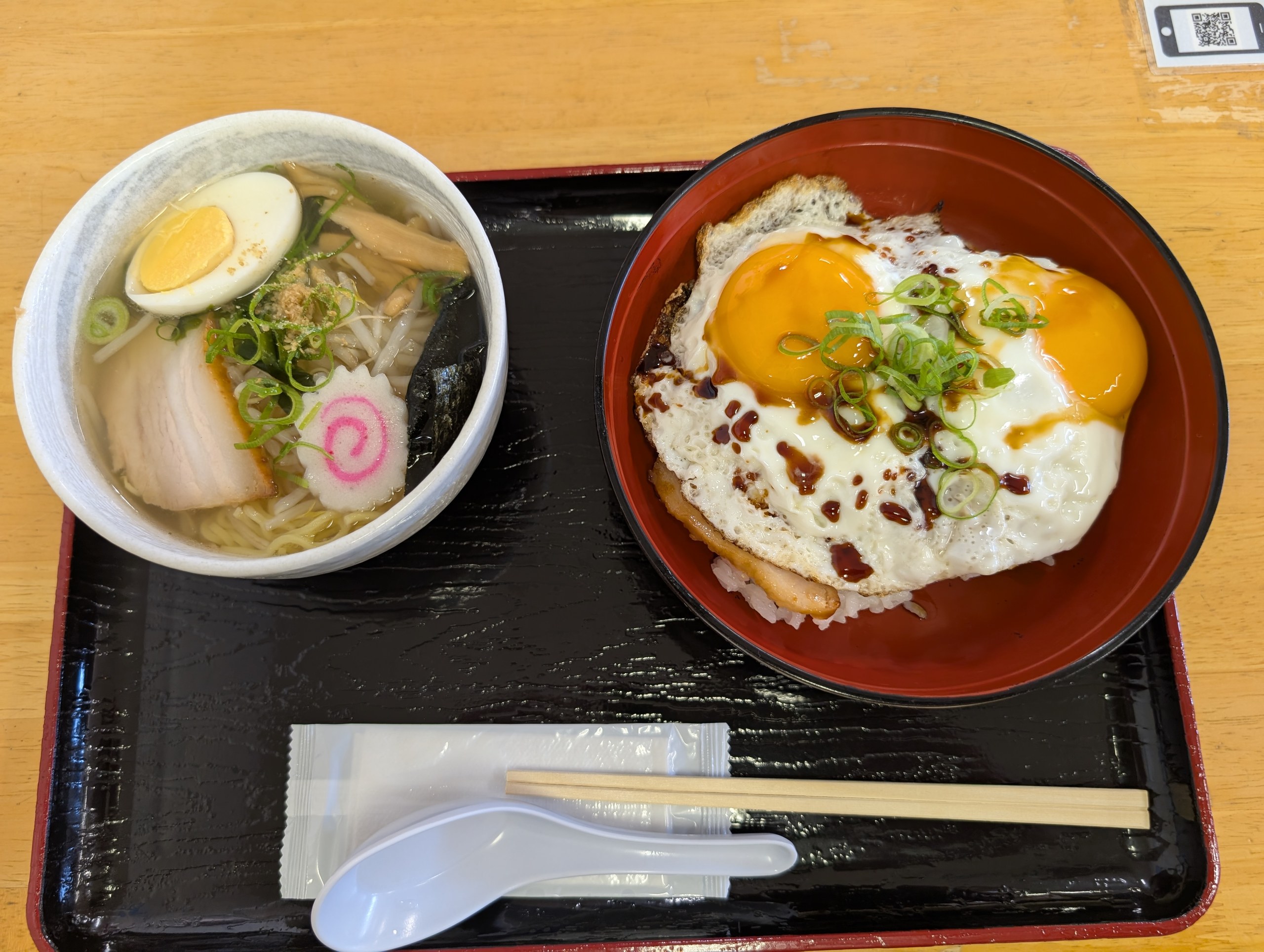 ラーメンと、目玉焼きがのった丼