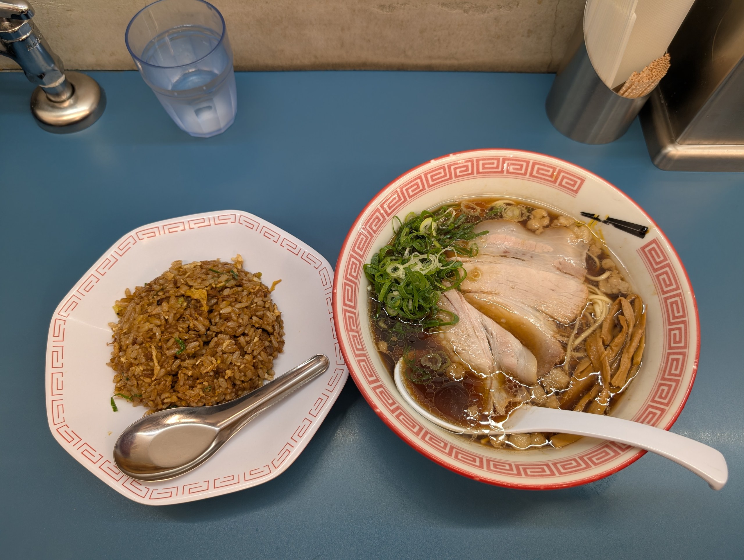 チャーシューがのった尾道ラーメンと、チャーハン