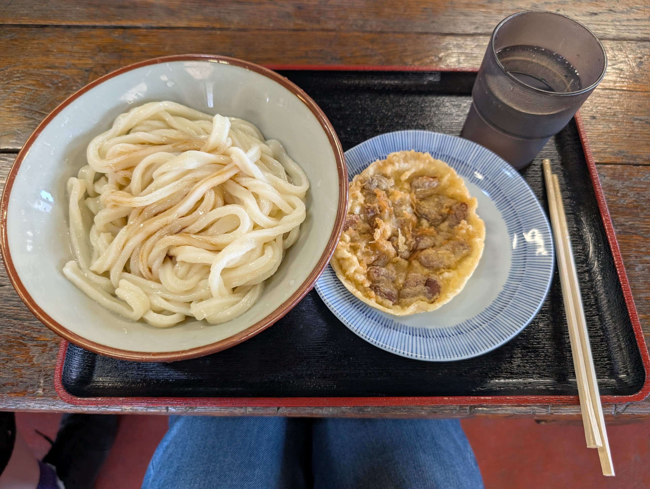 お盆にのったうどんと、豆の天ぷら