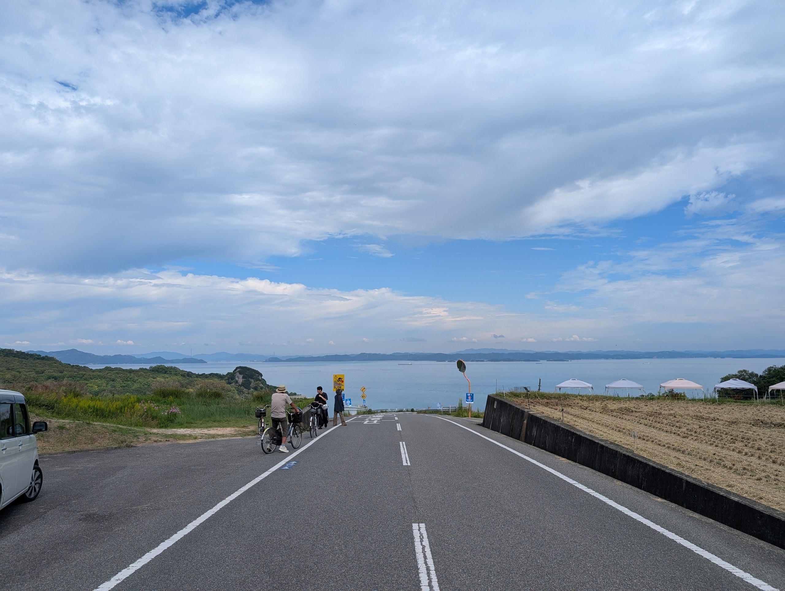 海に向かって下っていく、まっすぐな道