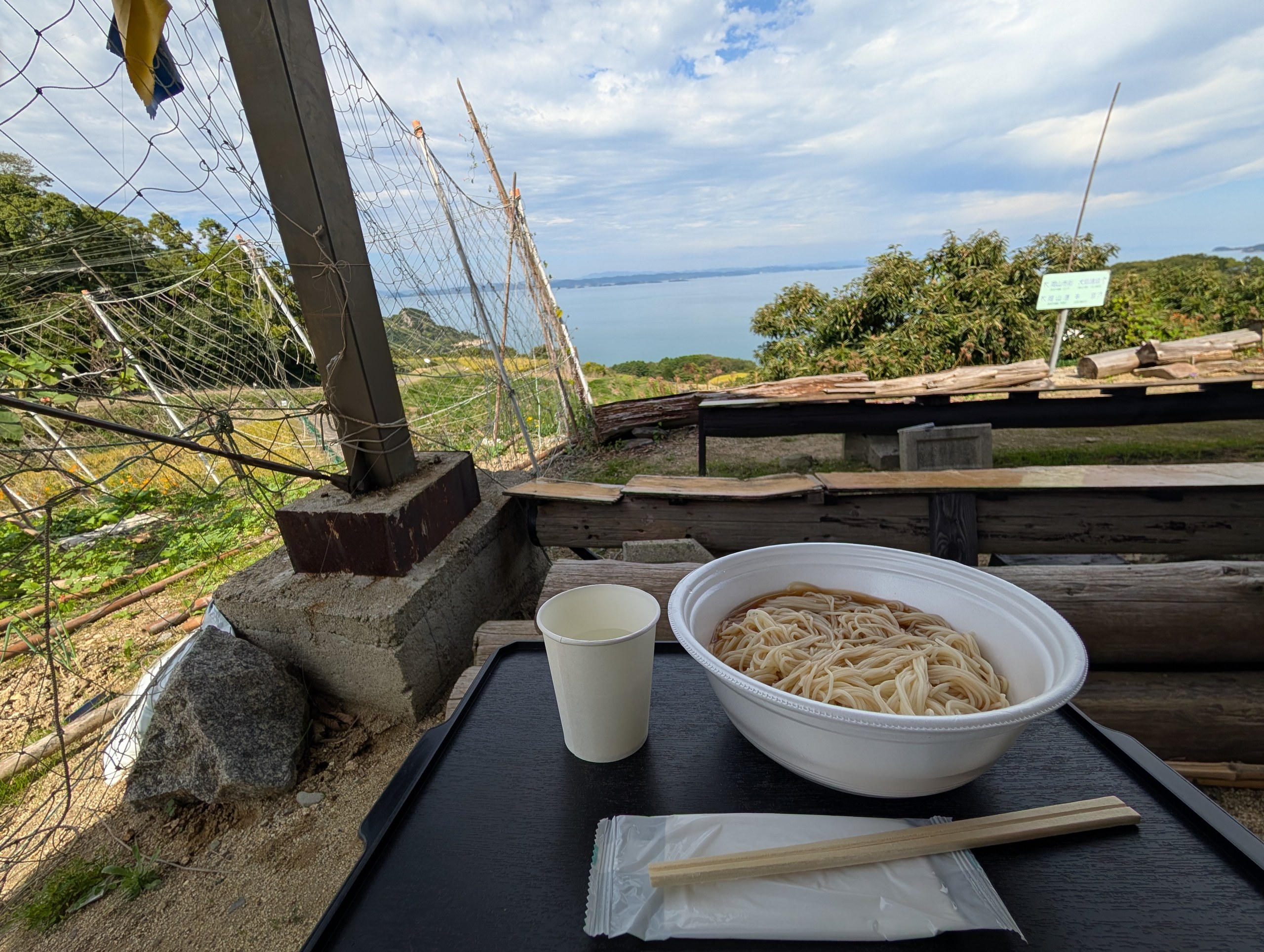 海を見下ろす席で食べる、そうめん