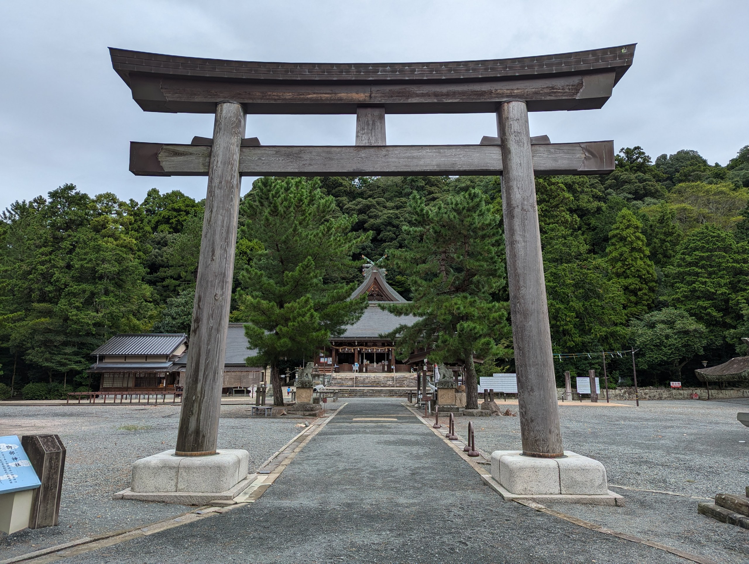 物部神社の大きな鳥居と、まっすぐ延びる参道の先の社殿