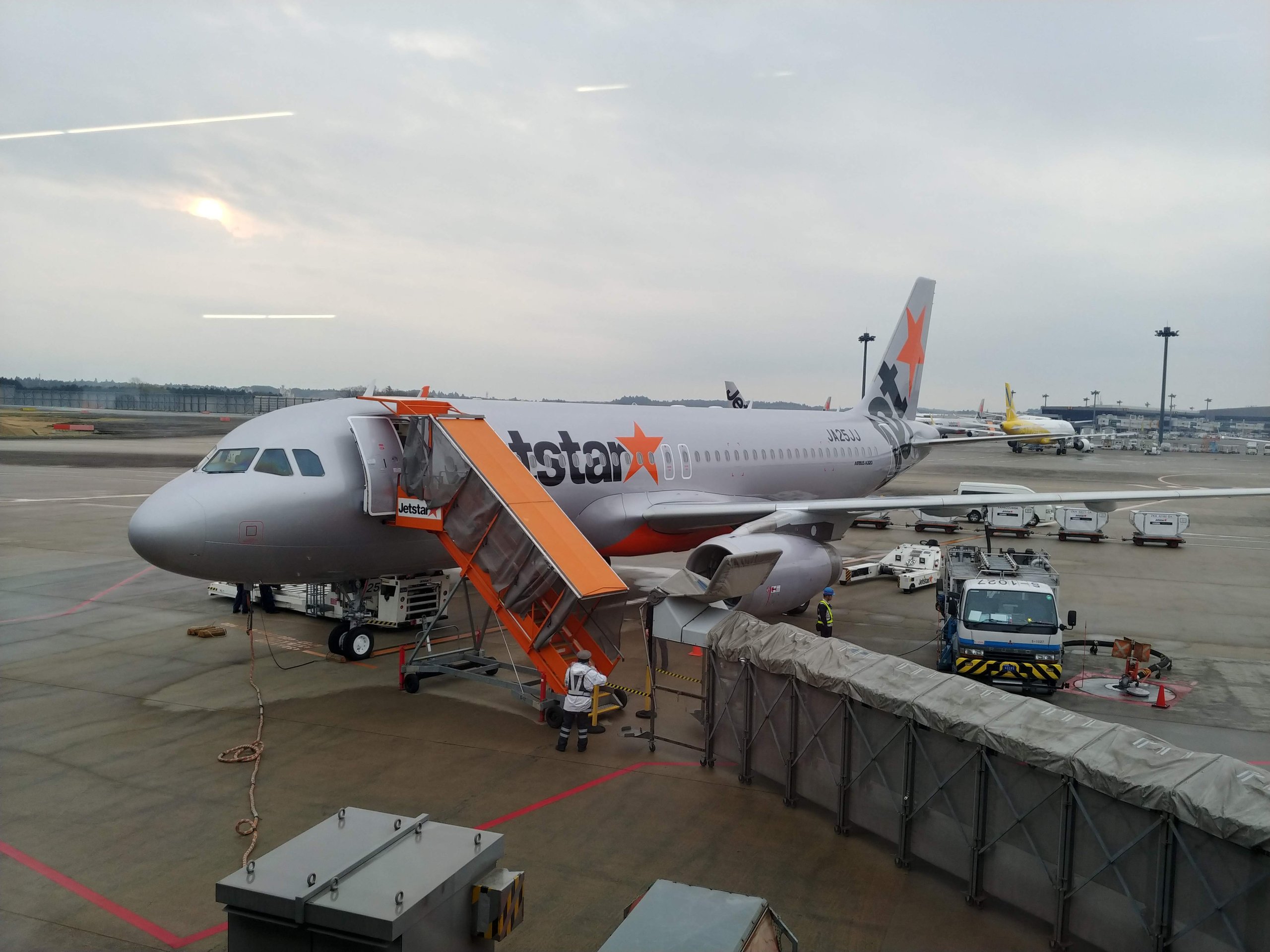 成田空港で出発を待つジェットスターの機体
