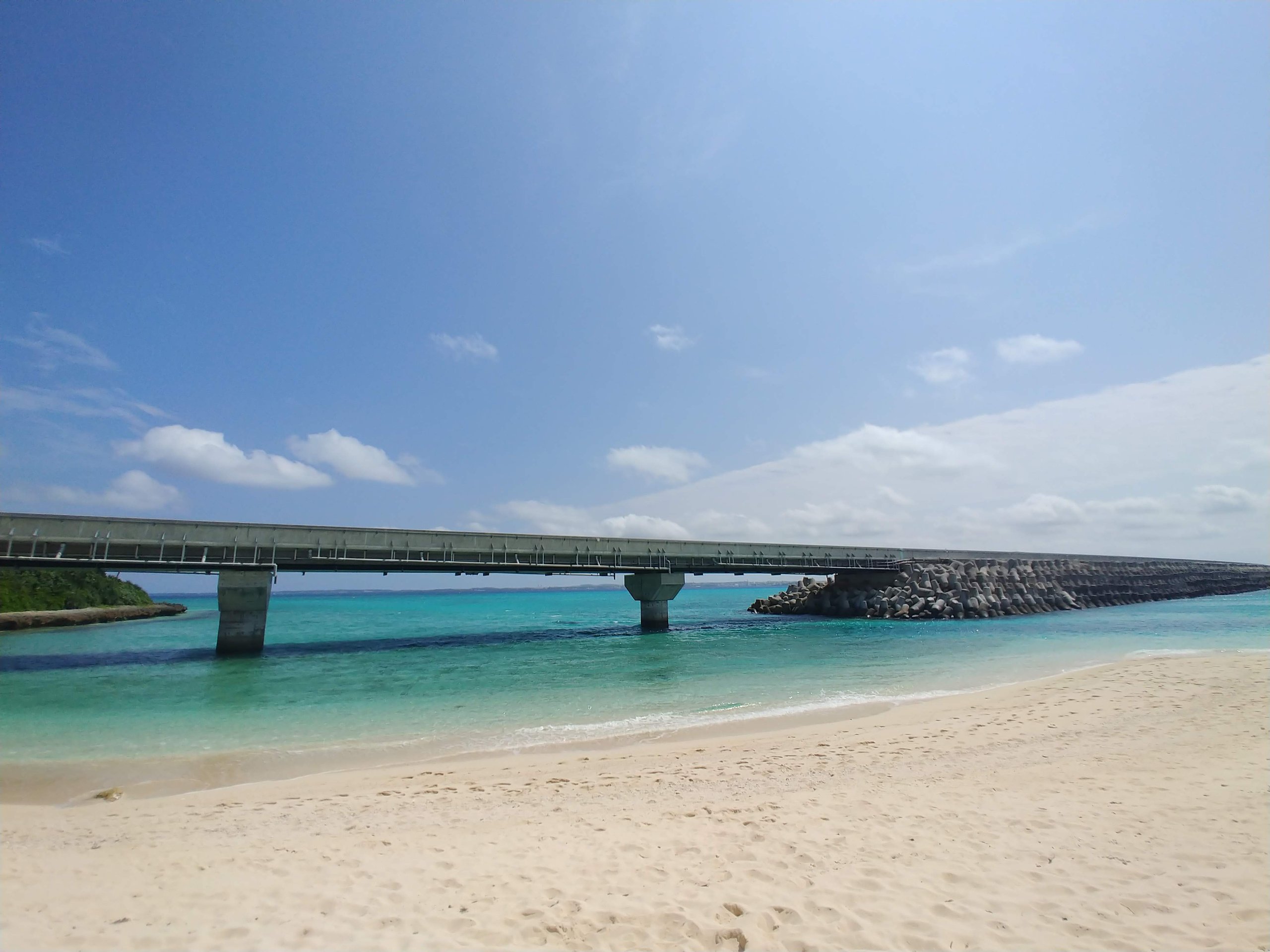 白い砂浜の先に架かる伊良部大橋