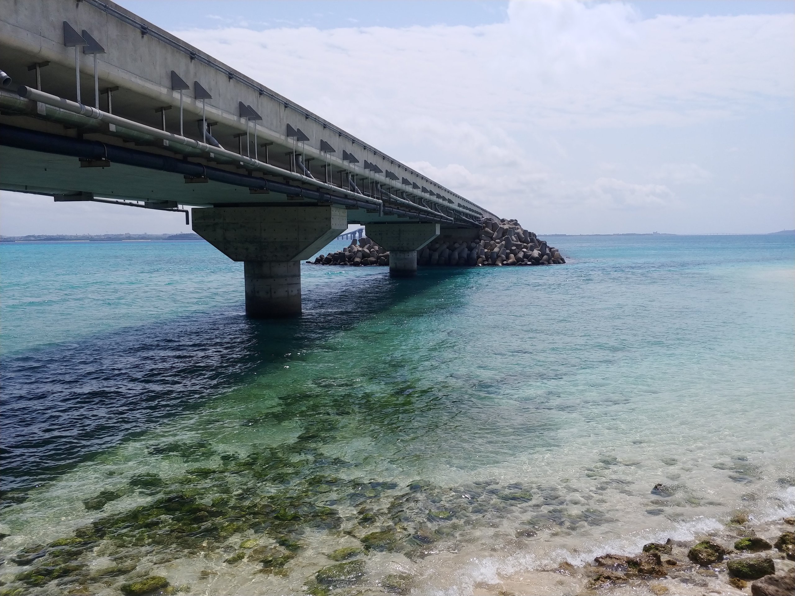 伊良部大橋の橋脚と、透き通った浅い海
