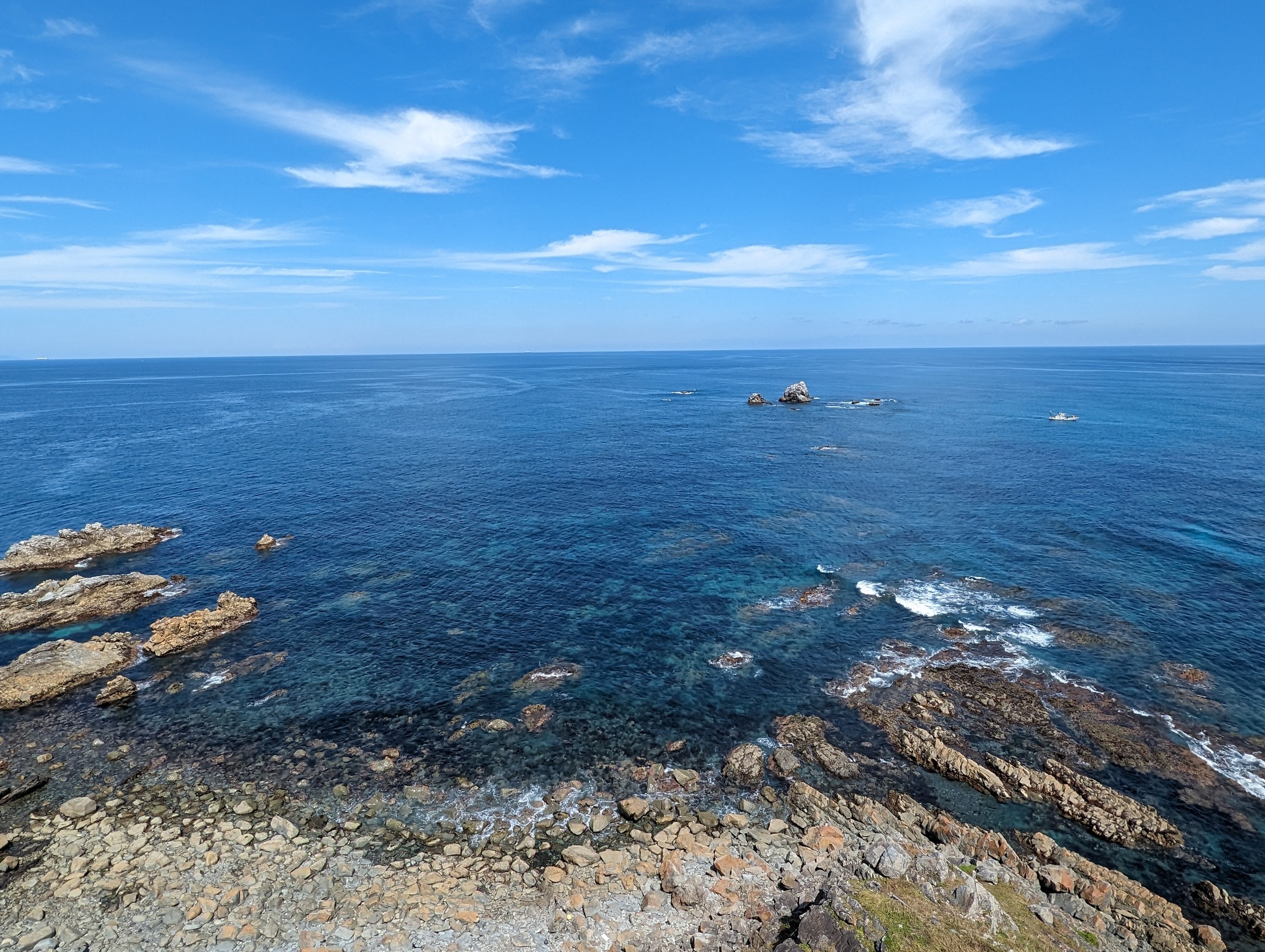 尻屋崎の岩場と、どこまでも青い海