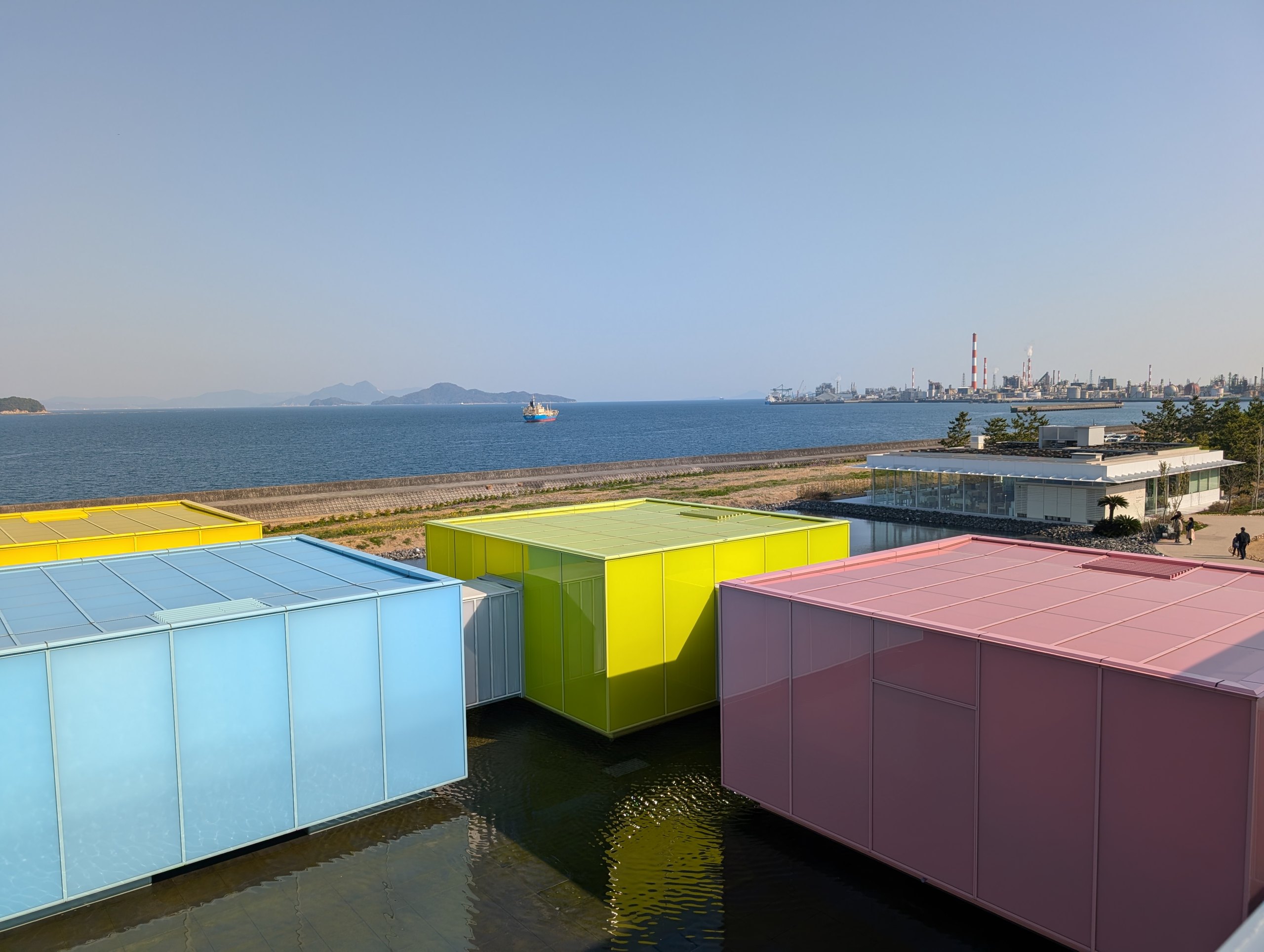 海を背に並ぶ、カラフルな展示室