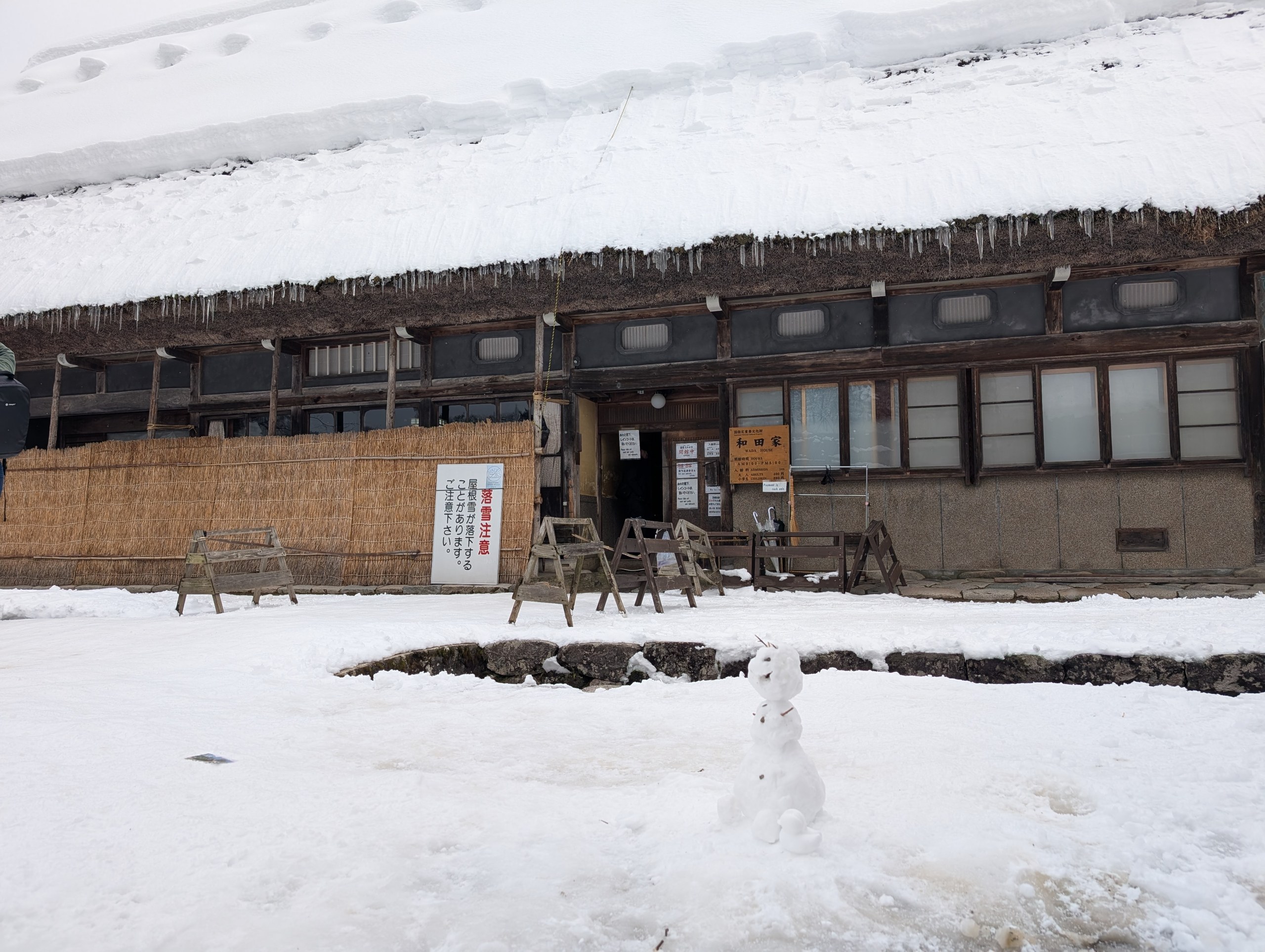 雪の前に建つ、和田家の大きな合掌造り